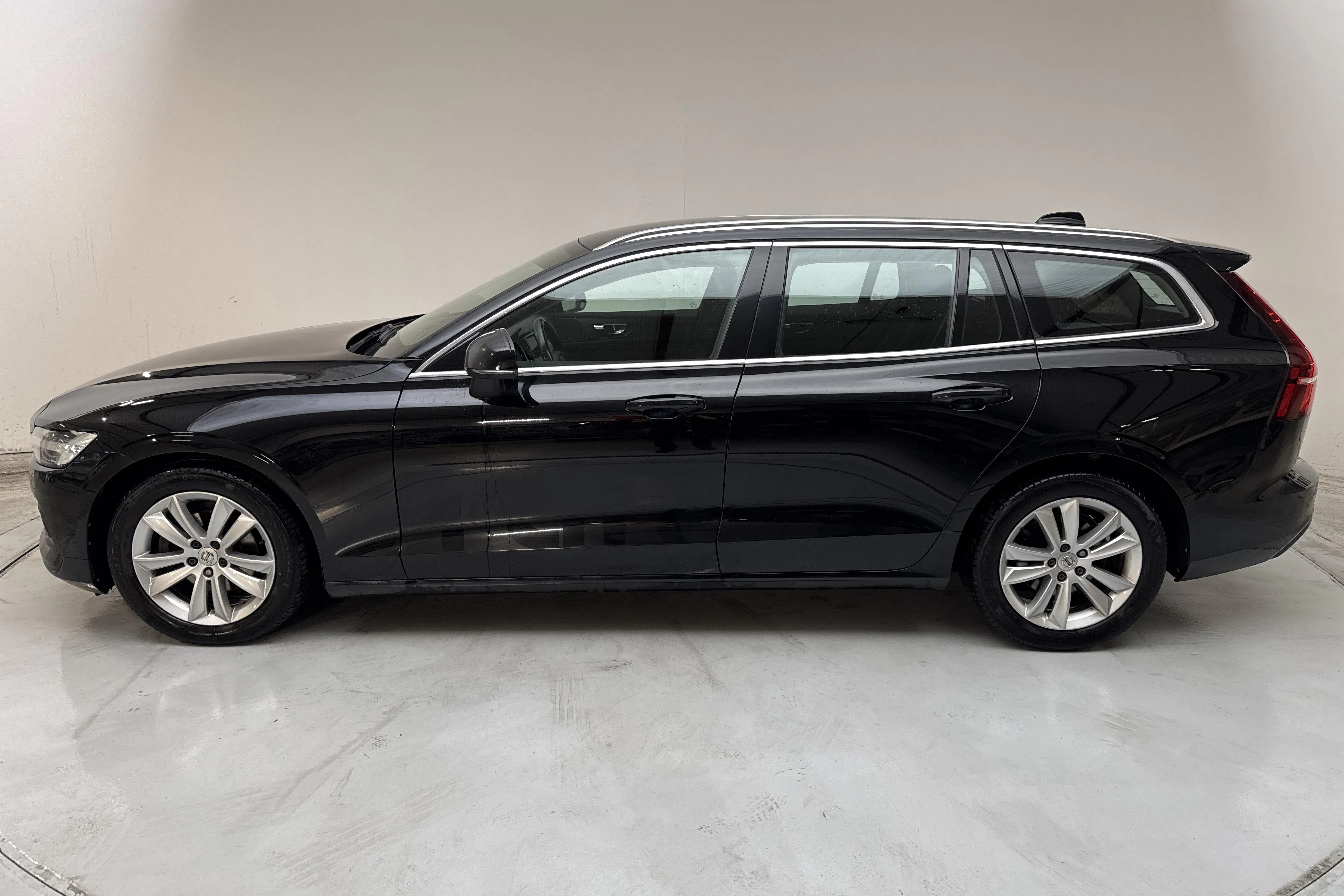 Presentationsfoto 2 av 14: Volvo V60 B4 Mildhybrid, Diesel (197hk) - 22 427 mil - Automat - svart - 2021