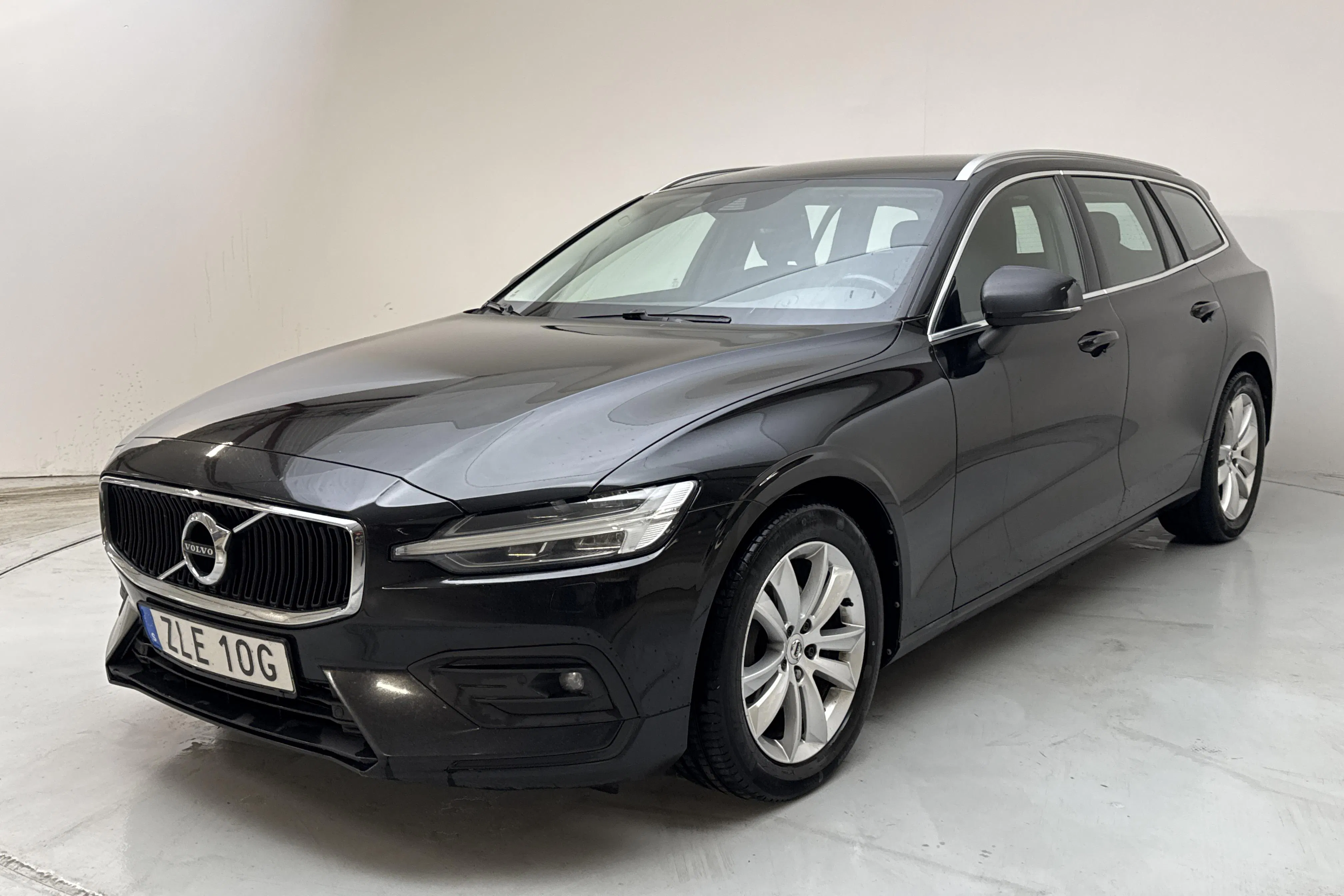 Presentationsfoto 1 av 14: Volvo V60 B4 Mildhybrid, Diesel (197hk) - 22 427 mil - Automat - svart - 2021
