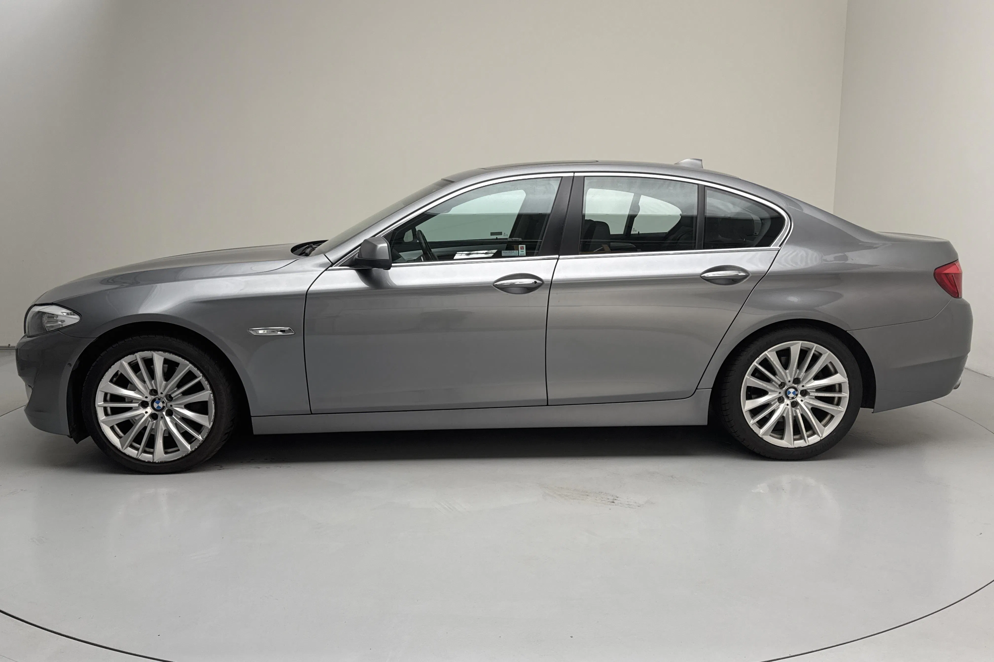 Presentation photo 2 of 16: BMW 530d Sedan, F10 (245hk) - 213 890 km - Automatic - gray - 2010