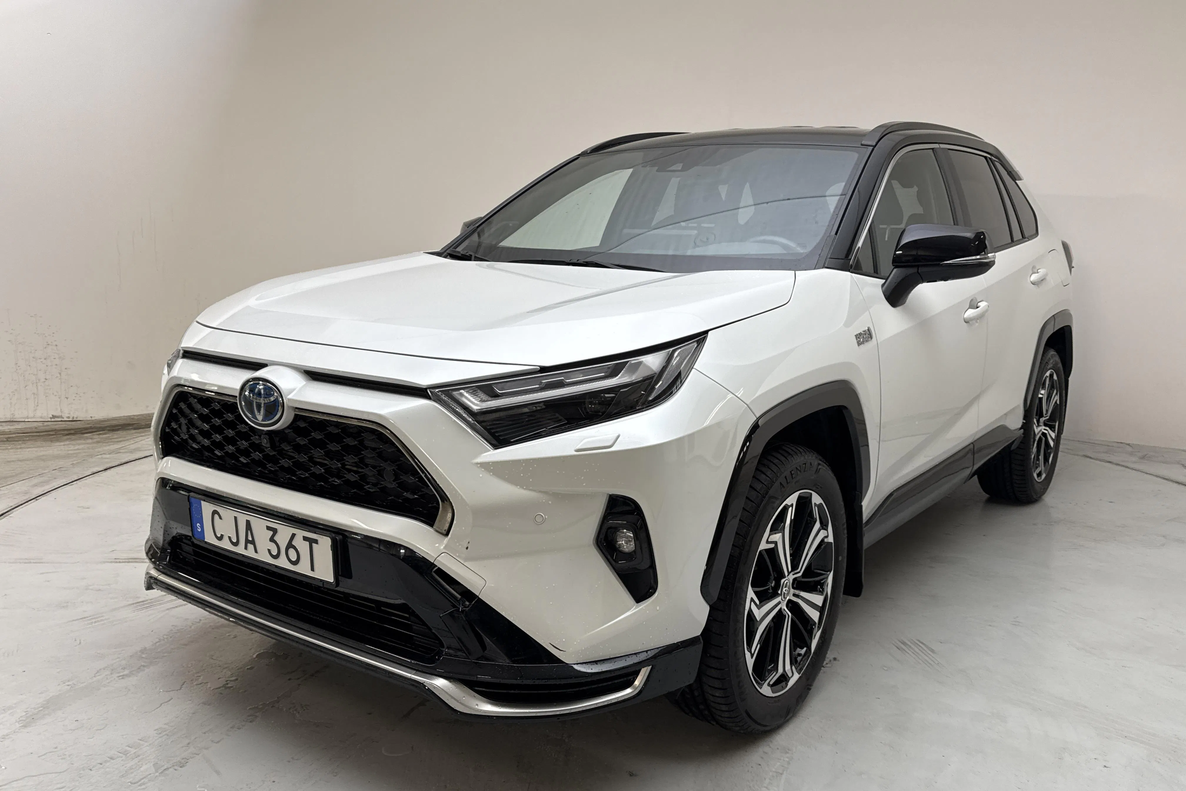 Presentationsfoto 1 av 17: Toyota RAV4 2.5 Plug-in Hybrid AWDi (306hk) - 4 982 mil - Automat - vit - 2023