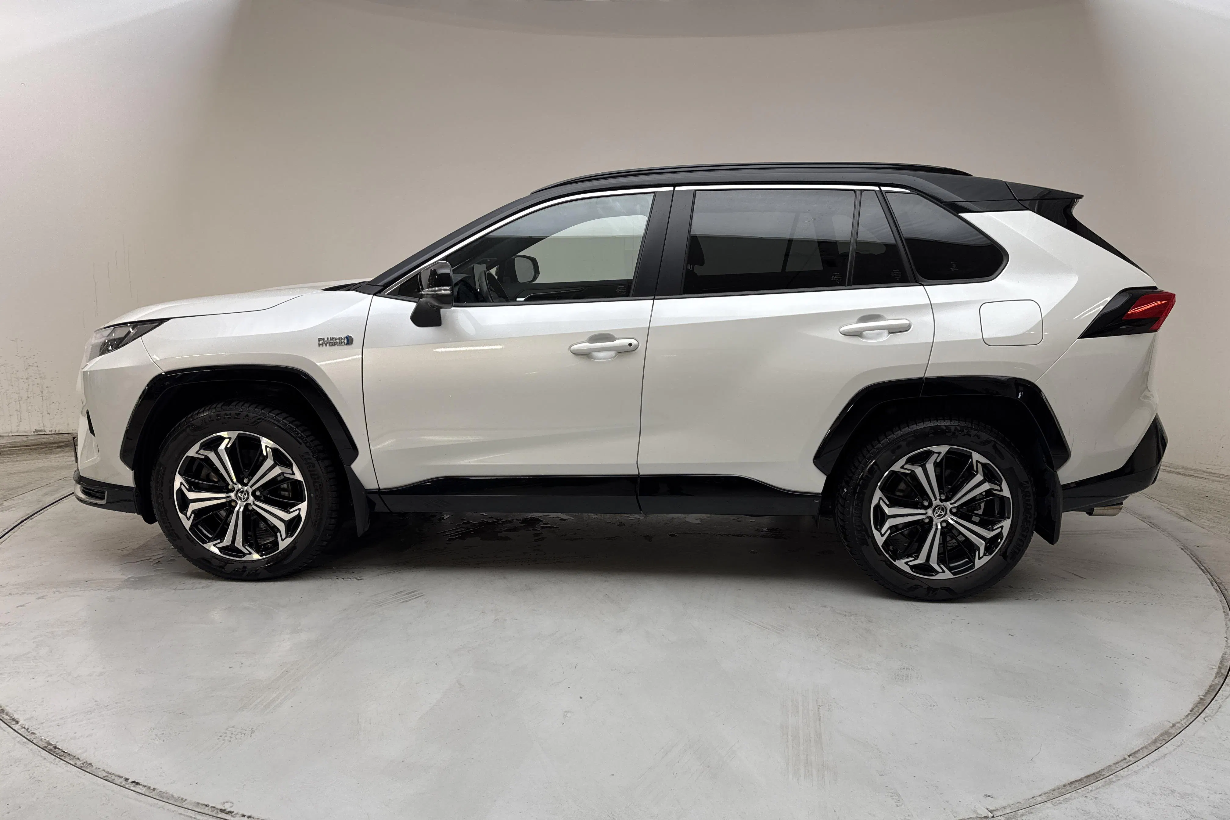 Presentationsfoto 2 av 17: Toyota RAV4 2.5 Plug-in Hybrid AWDi (306hk) - 4 982 mil - Automat - vit - 2023