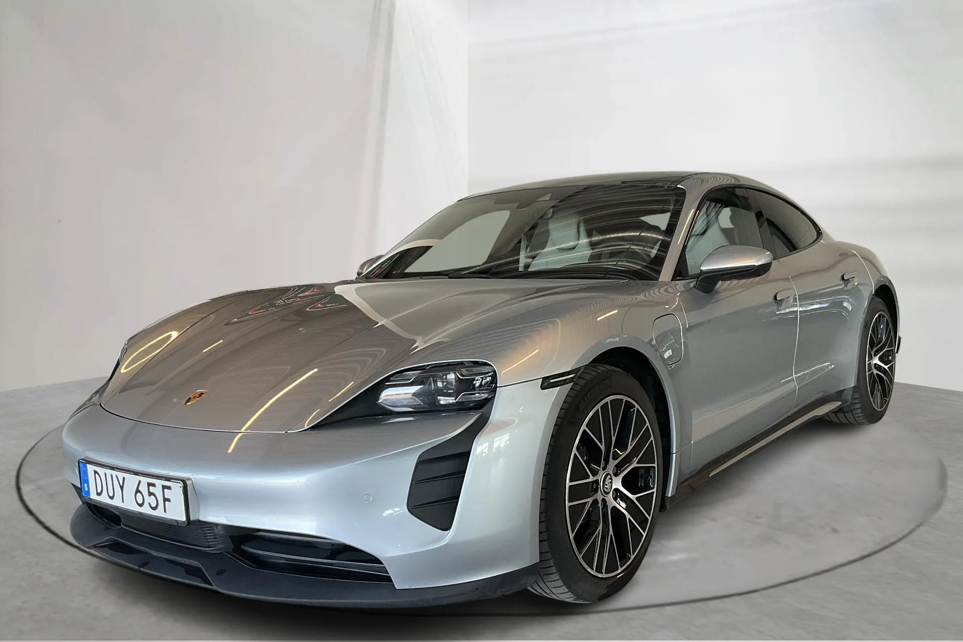 Presentationsfoto 1 av 24: Porsche Taycan 4S (530hk) - 11 450 mil - Automat - silver - 2021