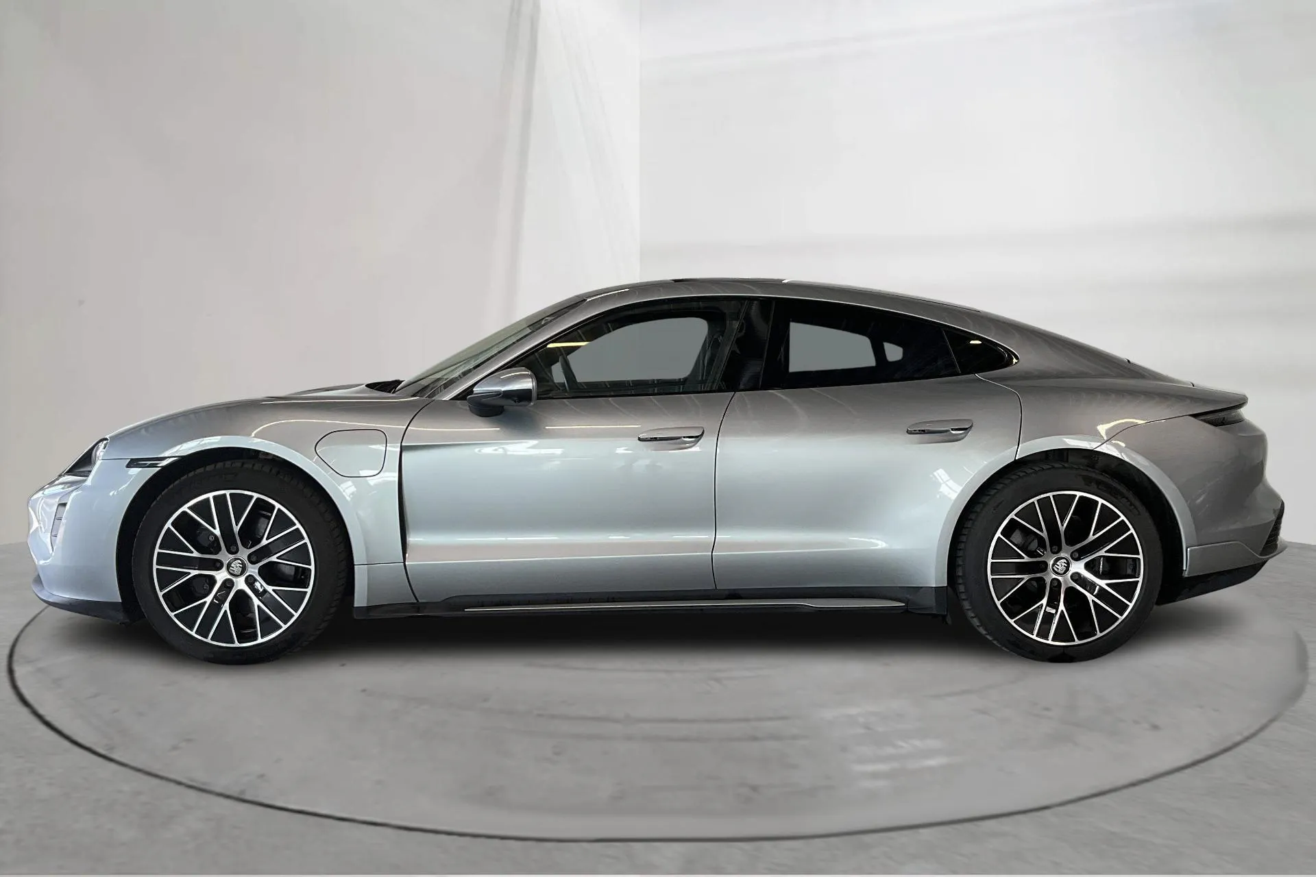 Presentationsfoto 2 av 24: Porsche Taycan 4S (530hk) - 11 450 mil - Automat - silver - 2021