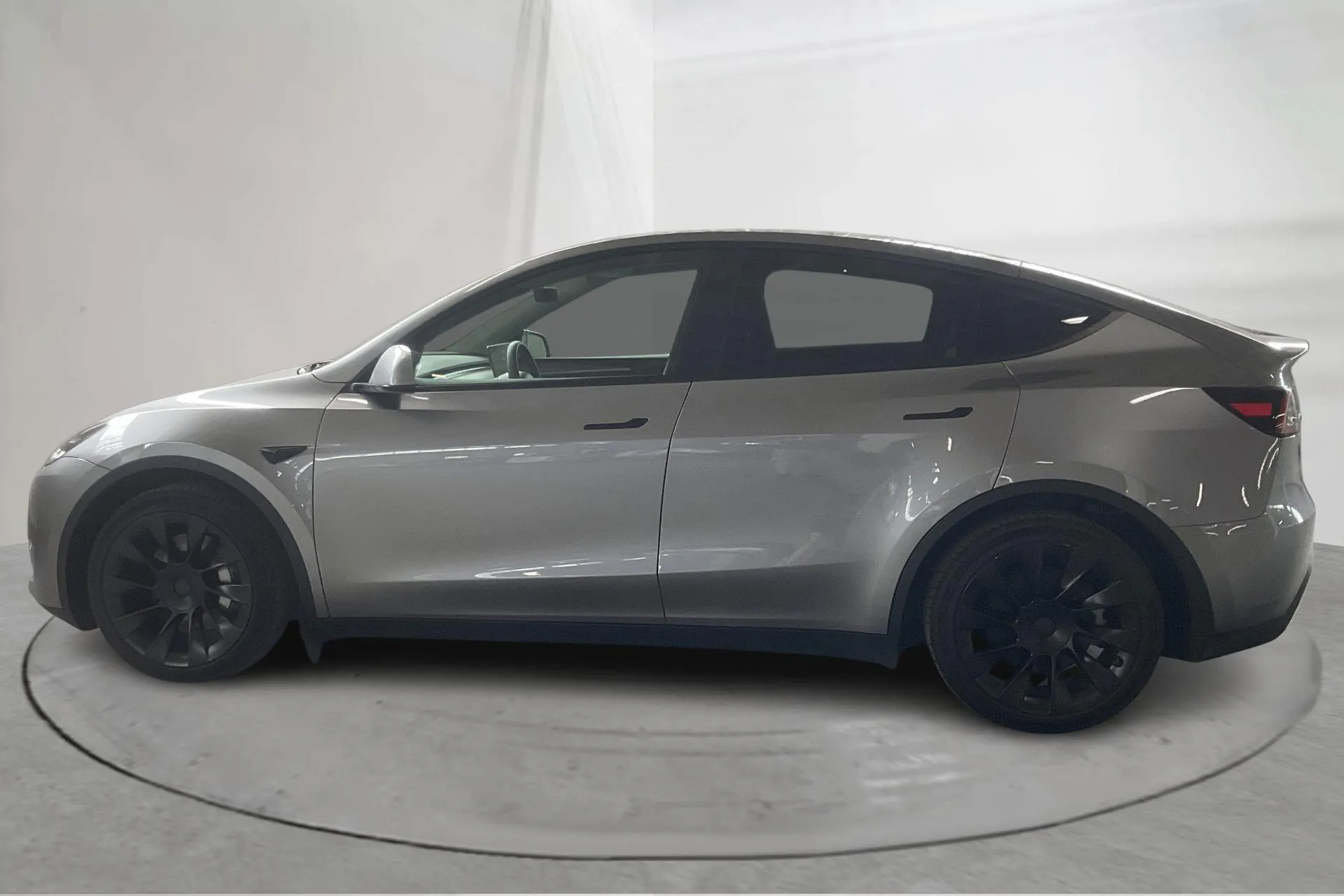 Presentation photo 2 of 20: Tesla Model Y Long Range Dual Motor AWD - 33 730 km - Automatic - gray - 2024