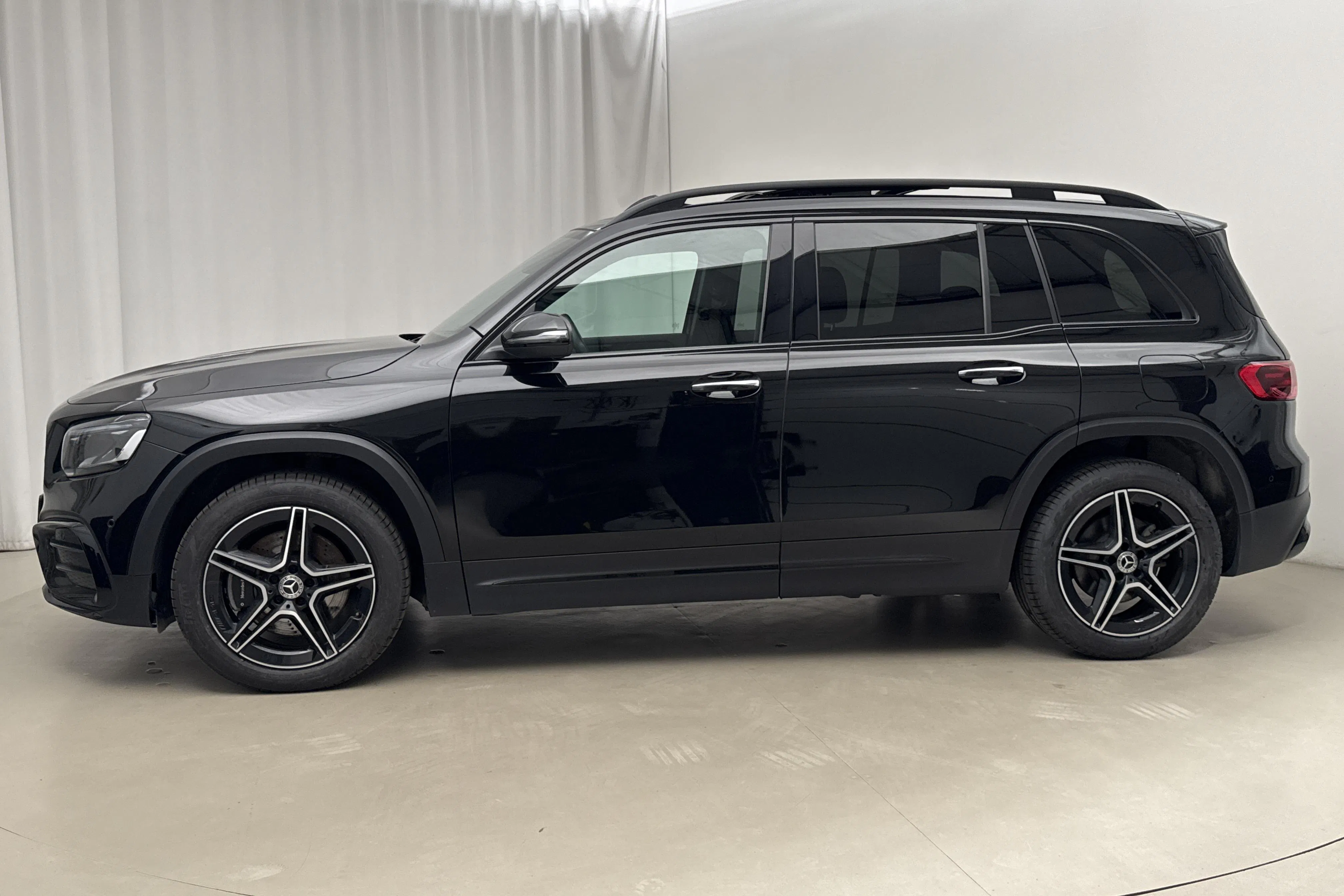 Presentationsfoto 2 av 22: Mercedes GLB 220 d 4MATIC X247 (190hk) - 1 860 mil - Automat - svart - 2025