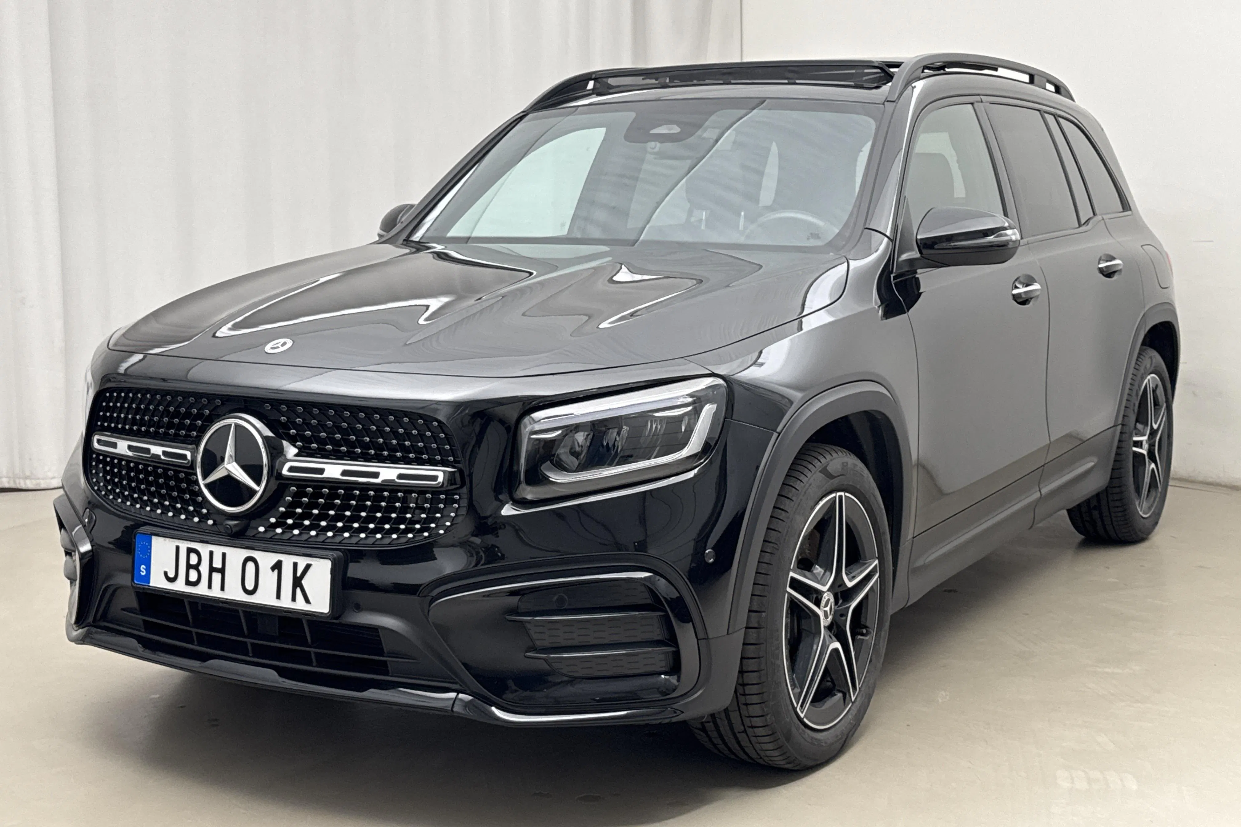 Presentationsfoto 1 av 22: Mercedes GLB 220 d 4MATIC X247 (190hk) - 1 860 mil - Automat - svart - 2025