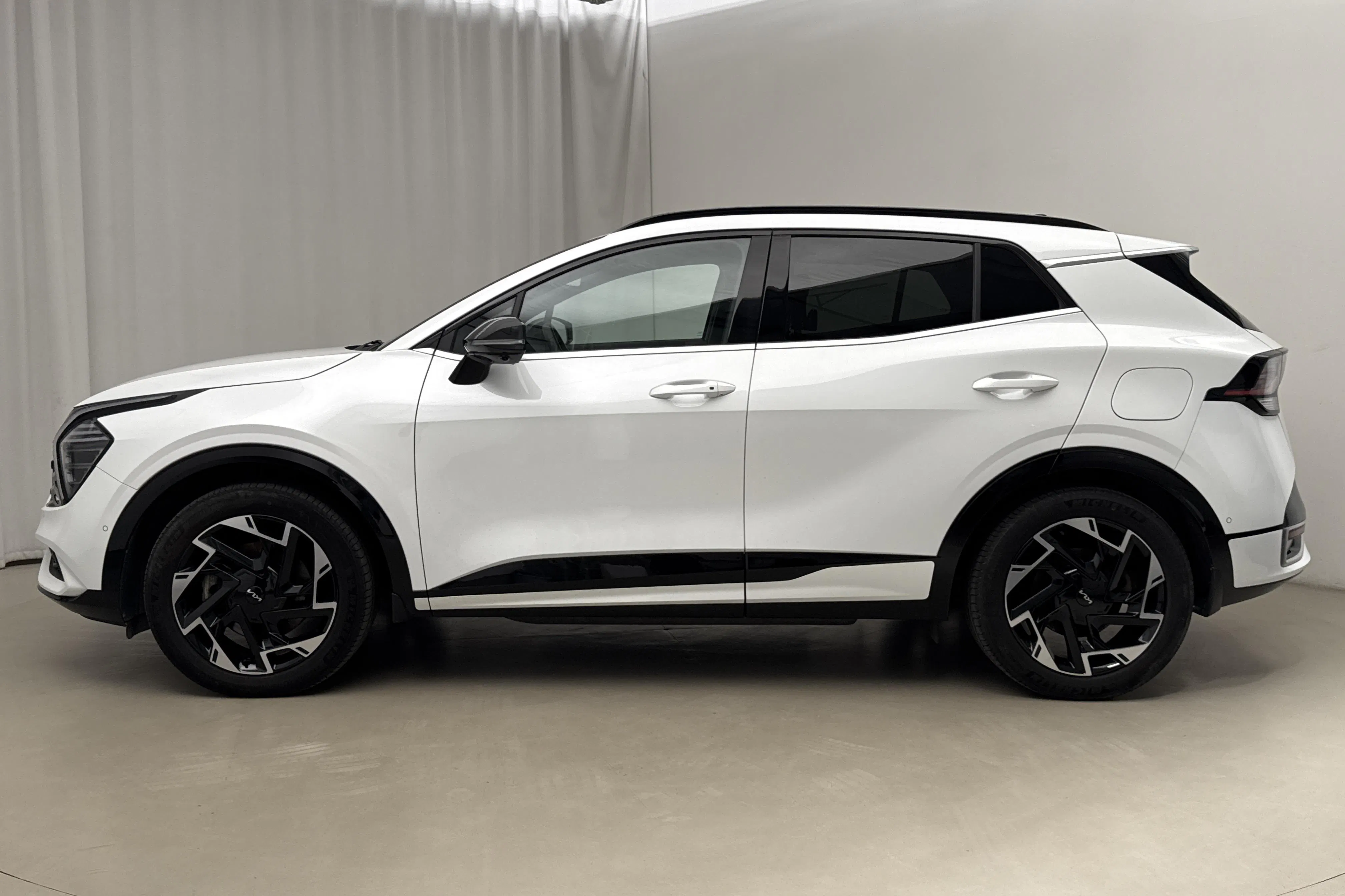 Presentationsfoto 2 av 26: KIA Sportage PHEV AWD (265hk) - 4 804 mil - Automat - vit - 2023