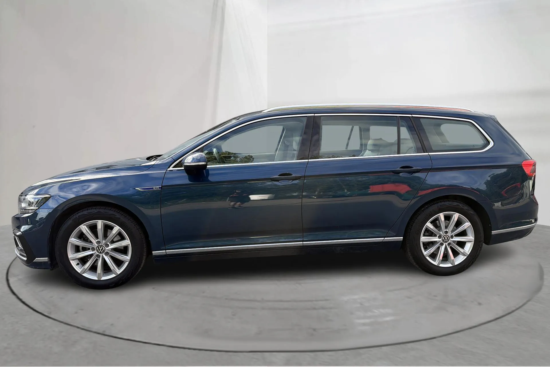 Presentationsfoto 2 av 16: VW Passat 1.4 GTE Sportscombi (218hk) - 4 786 mil - Automat - blå - 2023