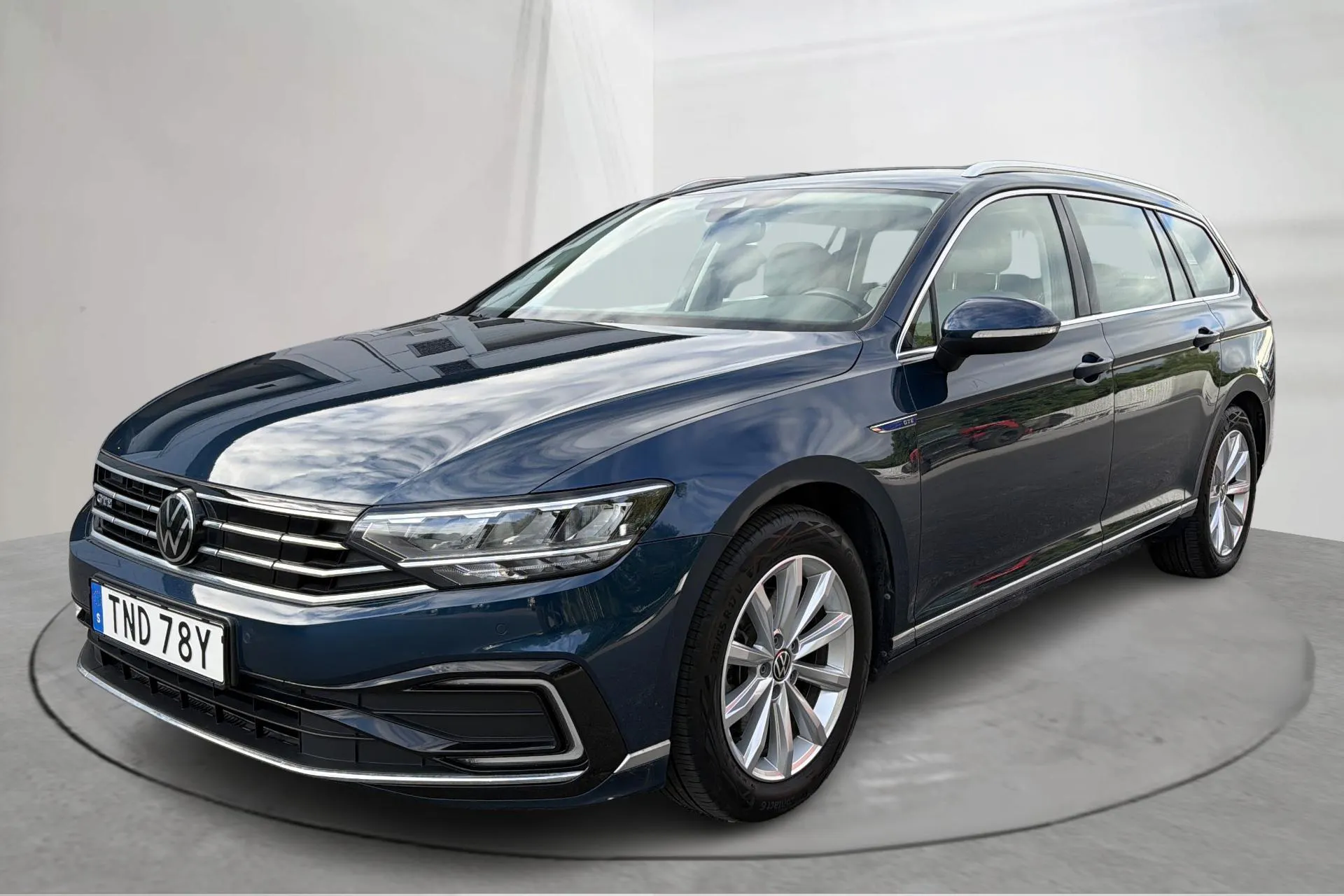 Presentationsfoto 1 av 16: VW Passat 1.4 GTE Sportscombi (218hk) - 4 786 mil - Automat - blå - 2023