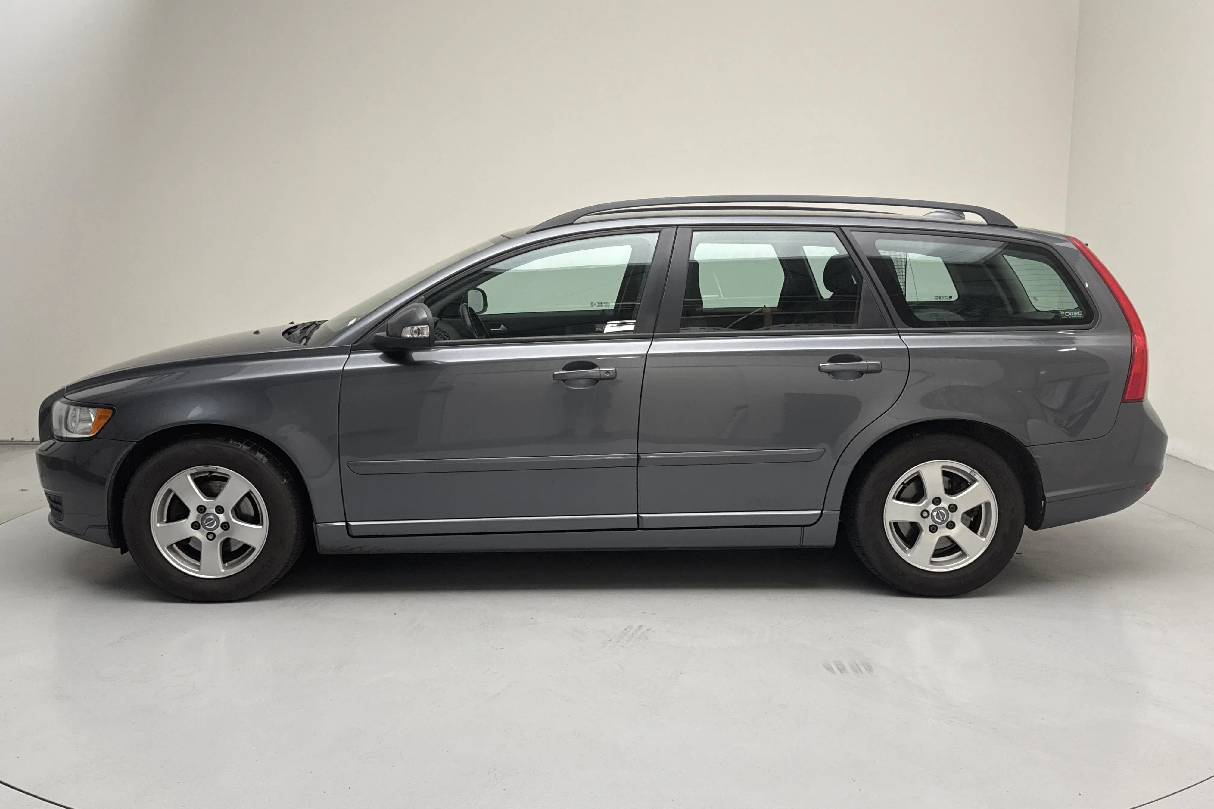 Presentation photo 2 of 14: Volvo V50 D2 (115hk) - 198 970 km - Manual - gray - 2011