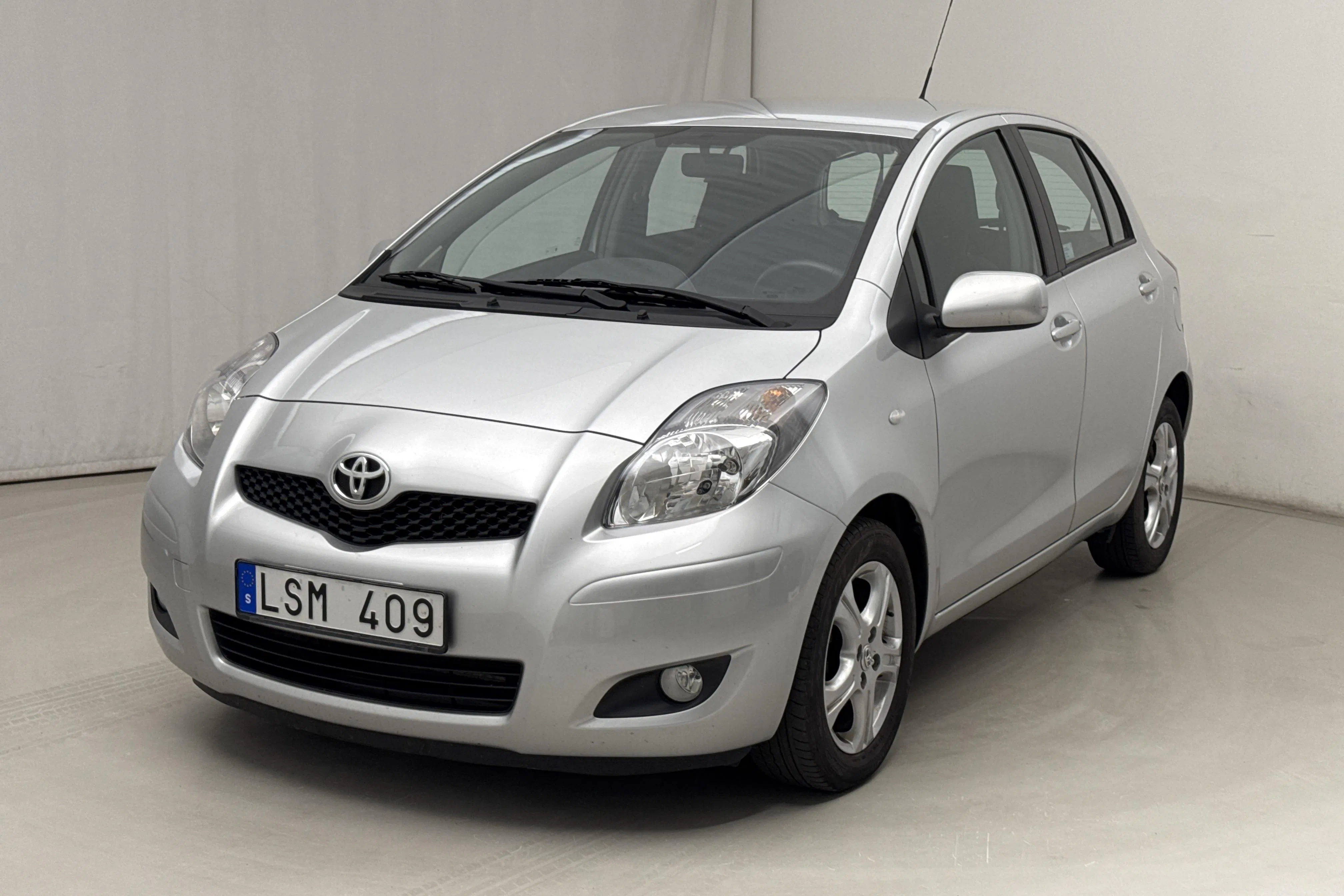 Presentation photo 1 of 14: Toyota Yaris 1.33 5dr (100hk) - 76 180 km - Manual - silver - 2011