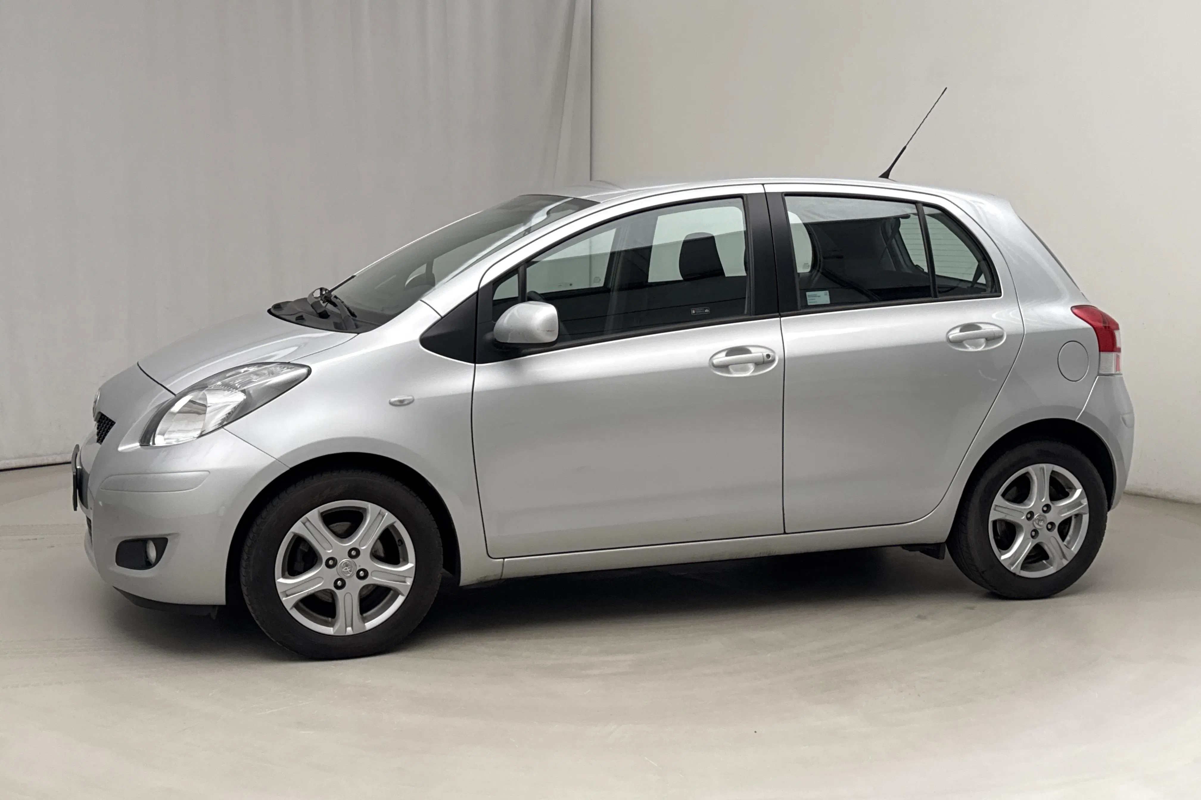 Presentation photo 2 of 14: Toyota Yaris 1.33 5dr (100hk) - 76 180 km - Manual - silver - 2011