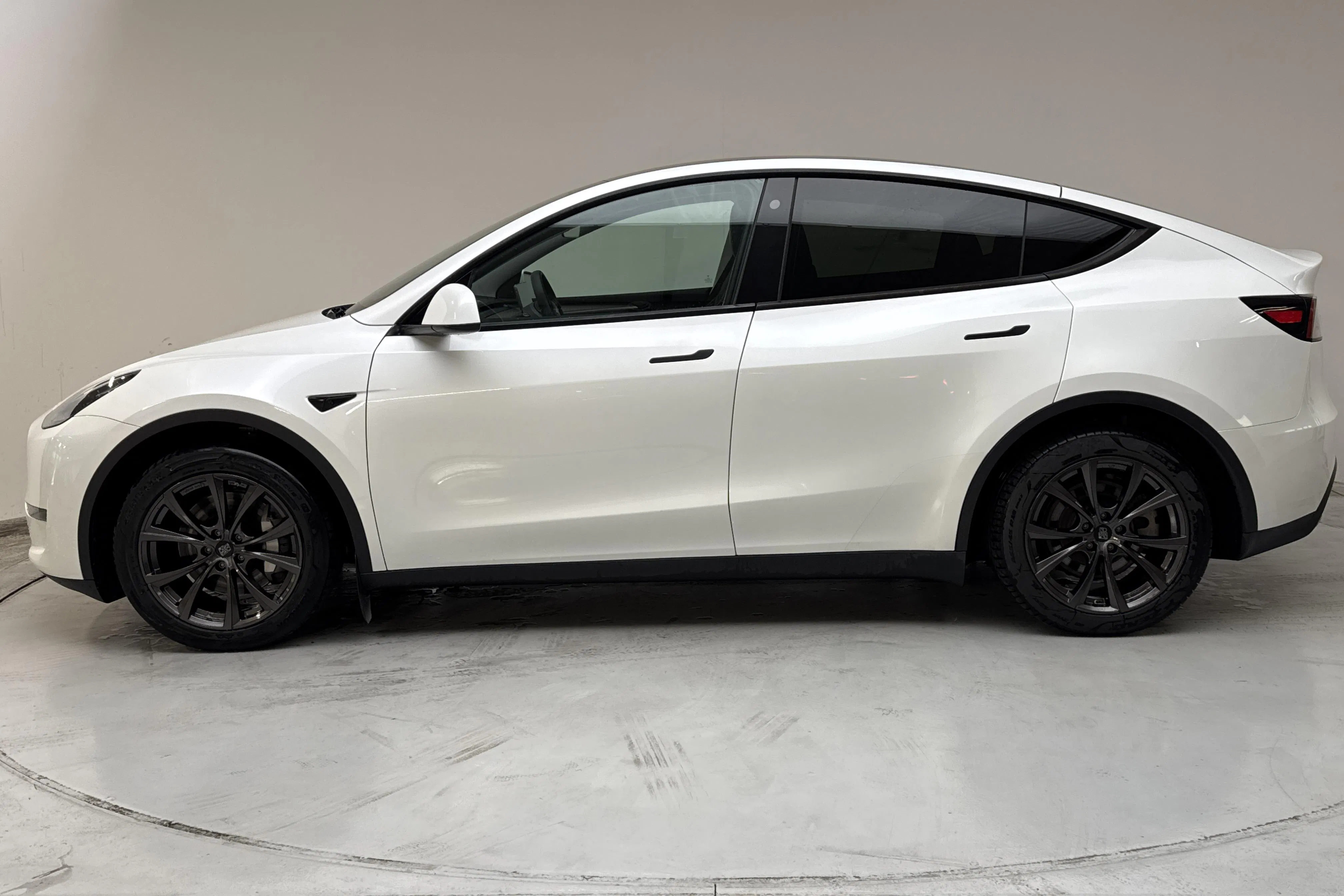 Presentationsfoto 2 av 20: Tesla Model Y Long Range Dual Motor AWD - 9 452 mil - Automat - vit - 2023