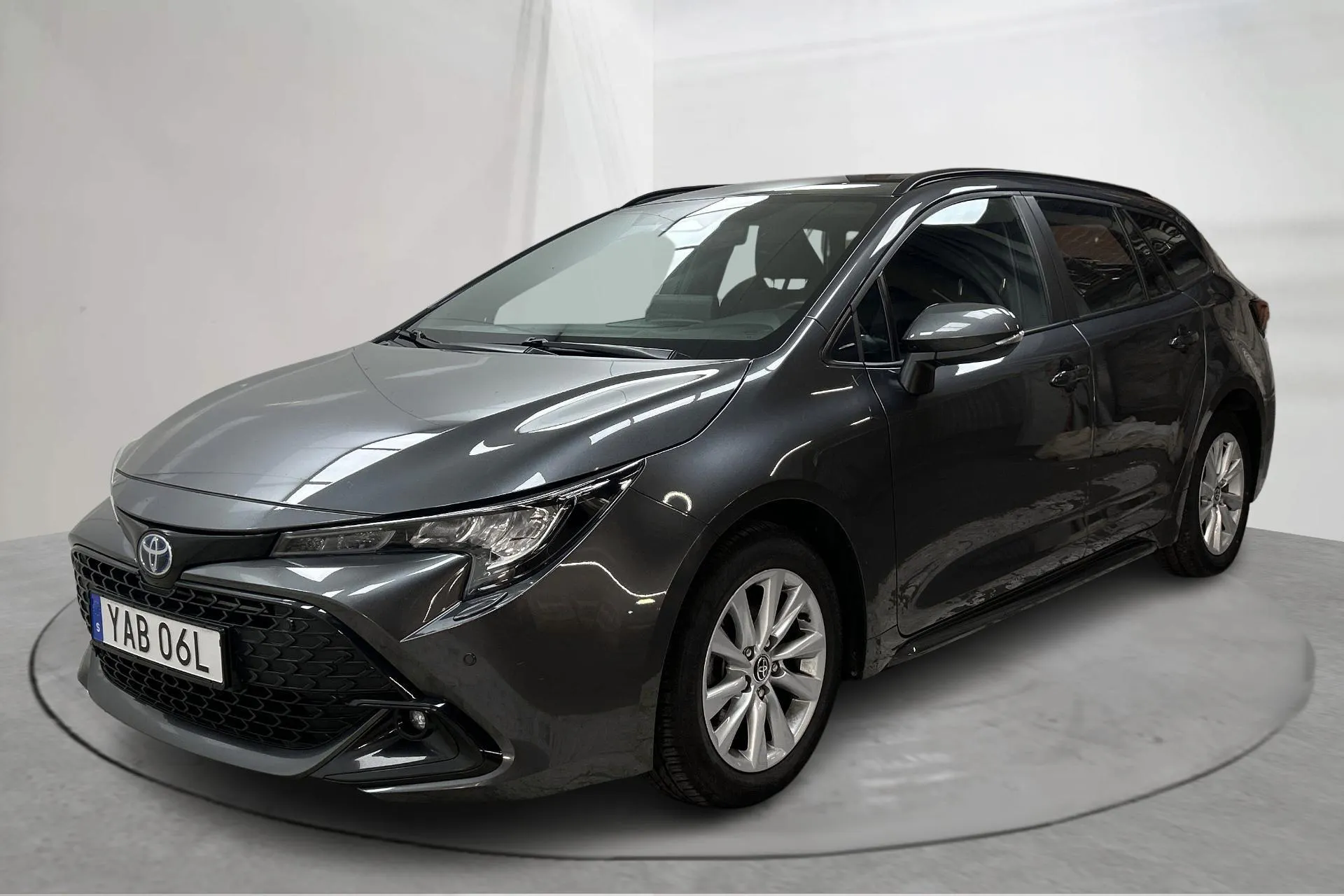Presentationsfoto 1 av 15: Toyota Corolla 1.8 Hybrid Touring Sports (140hk) - 5 653 mil - Automat - Mörkgrå - 2024