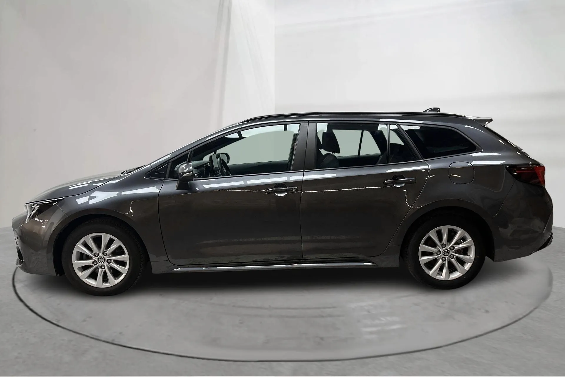 Presentationsfoto 2 av 15: Toyota Corolla 1.8 Hybrid Touring Sports (140hk) - 5 653 mil - Automat - Mörkgrå - 2024