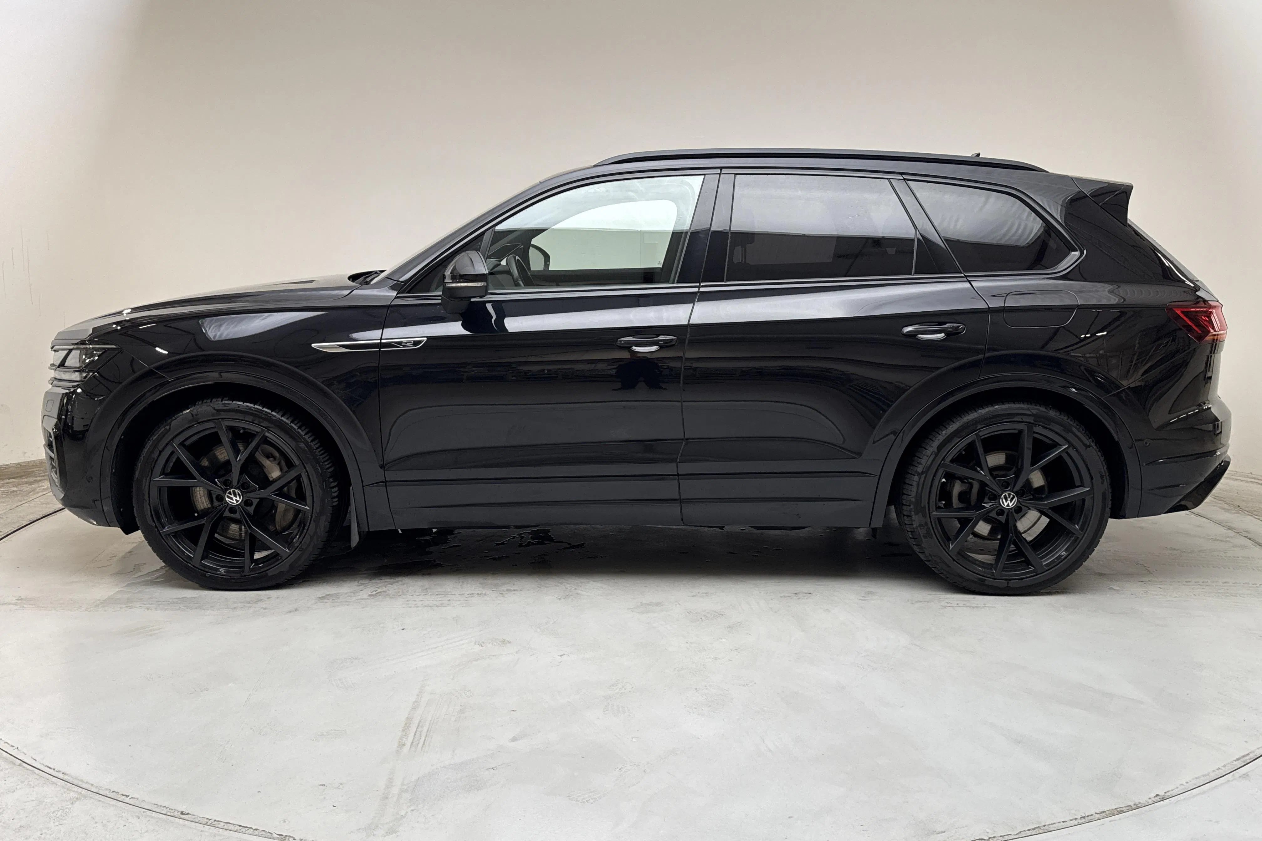 Presentation photo 2 of 25: VW Touareg R V6 TSI e-Hybrid 4Motion (462hk) - 89 490 km - Automatic - black - 2021
