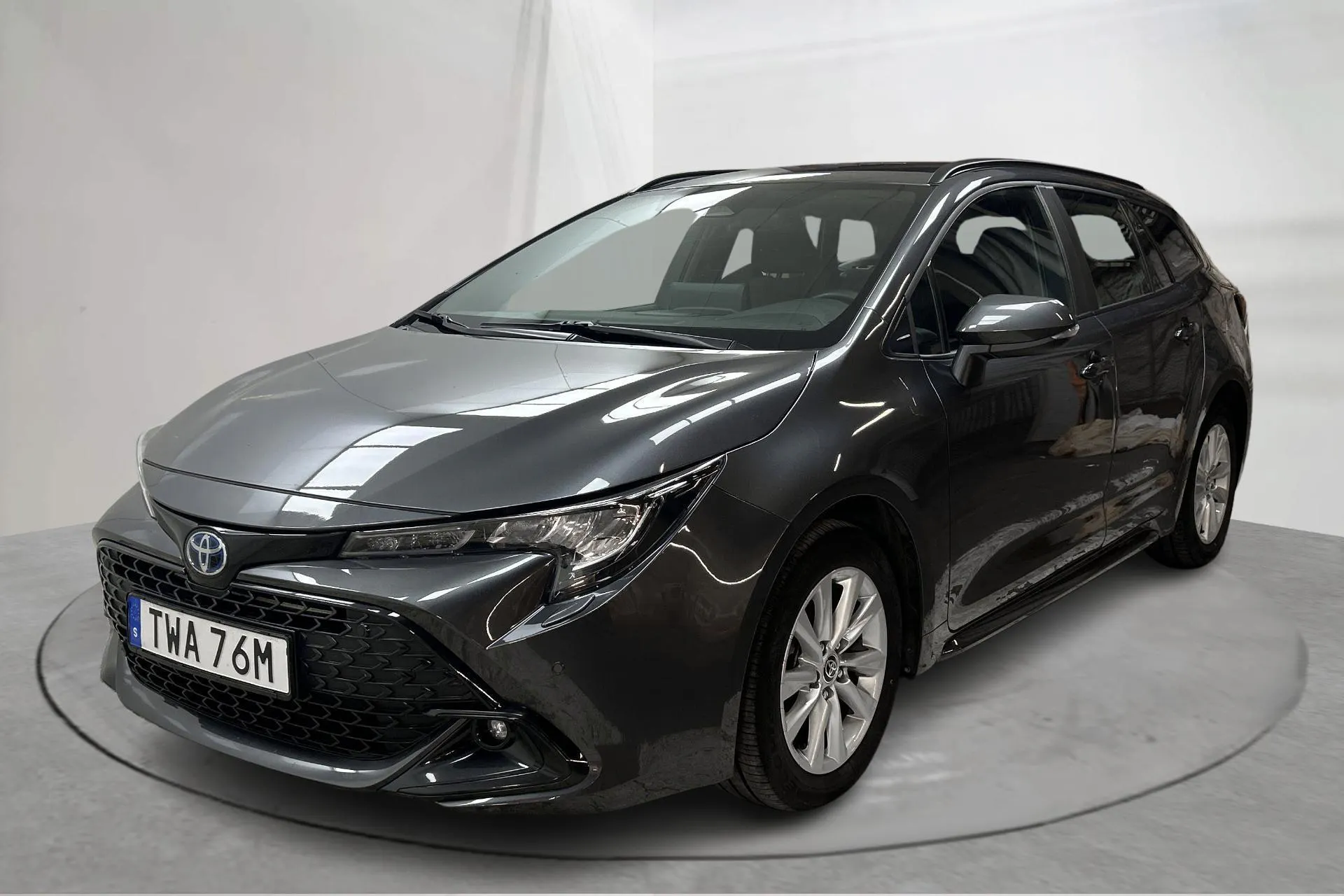 Presentationsfoto 1 av 15: Toyota Corolla 1.8 Hybrid Touring Sports (140hk) - 4 243 mil - Automat - Mörkgrå - 2024