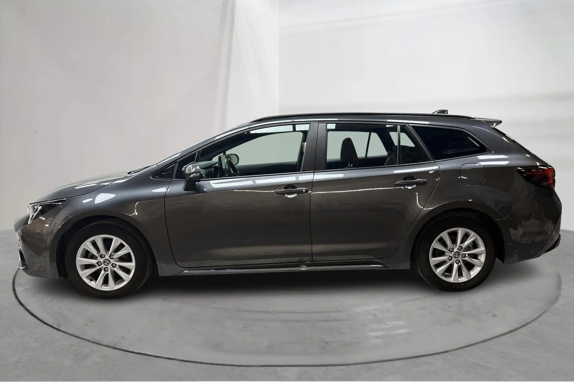 Presentationsfoto 2 av 15: Toyota Corolla 1.8 Hybrid Touring Sports (140hk) - 4 243 mil - Automat - Mörkgrå - 2024