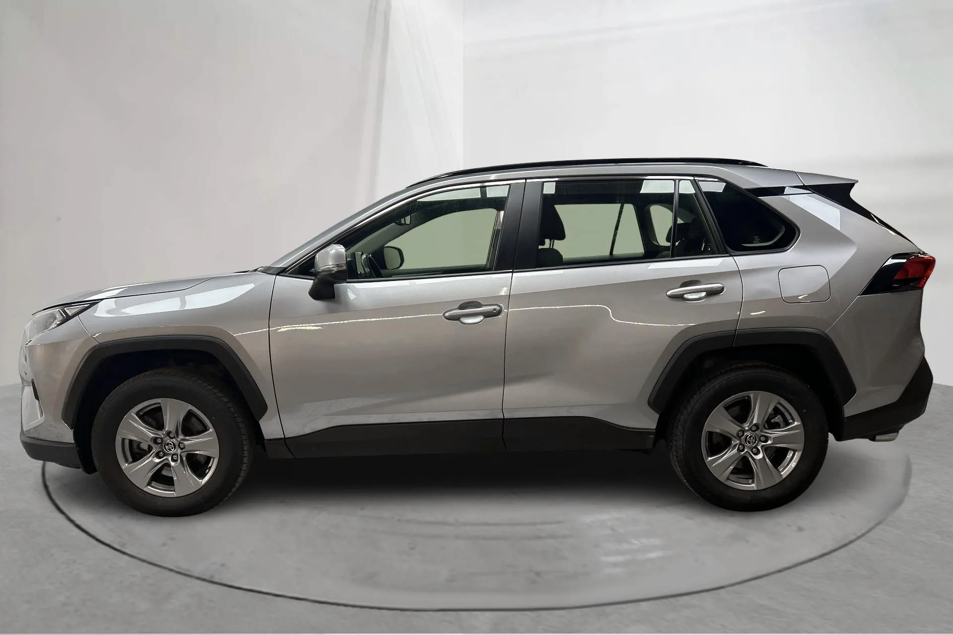 Presentationsfoto 2 av 16: Toyota RAV4 2.5 HSD AWD (222hk) - 9 167 mil - Automat - silver - 2024