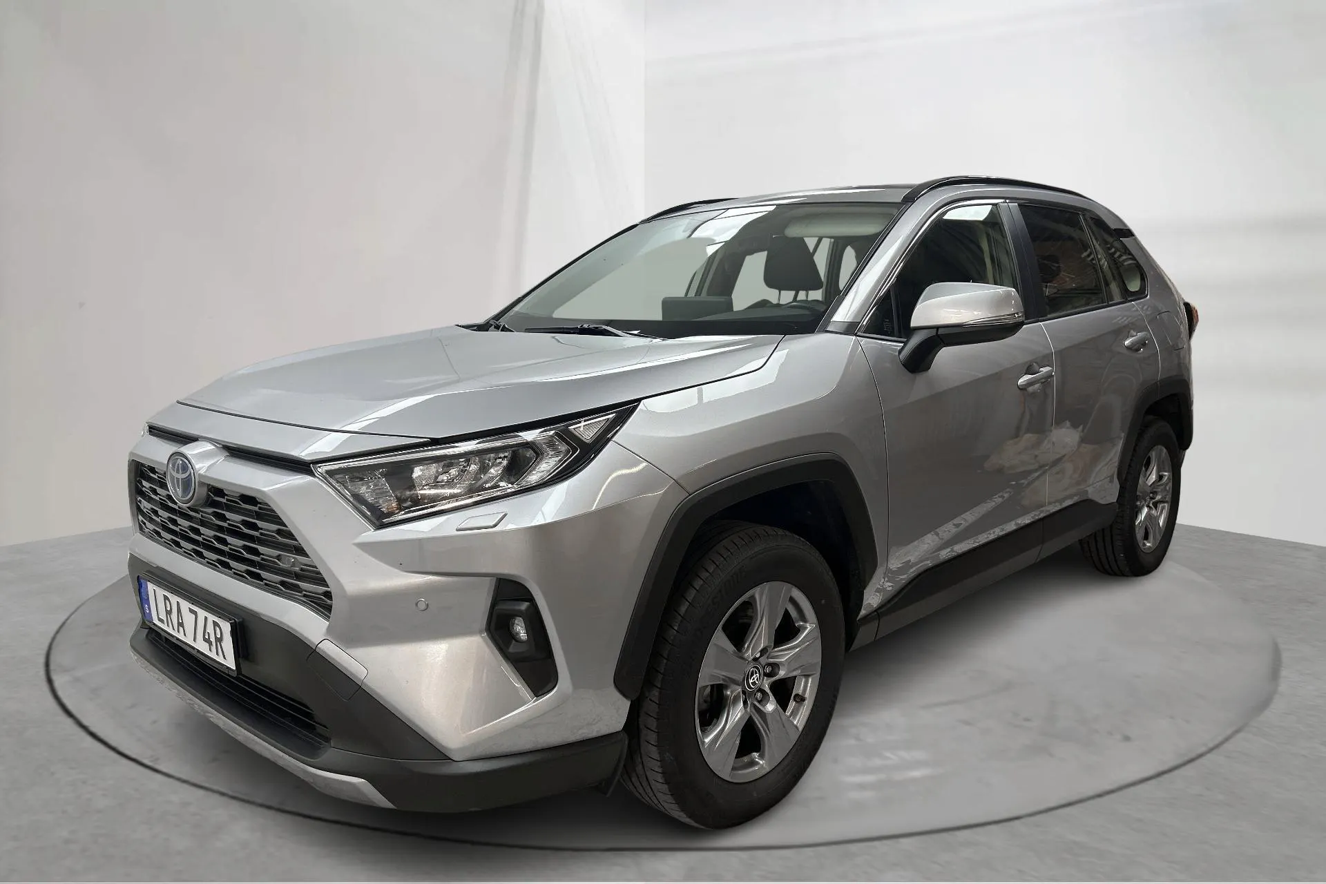 Presentationsfoto 1 av 16: Toyota RAV4 2.5 HSD AWD (222hk) - 9 167 mil - Automat - silver - 2024