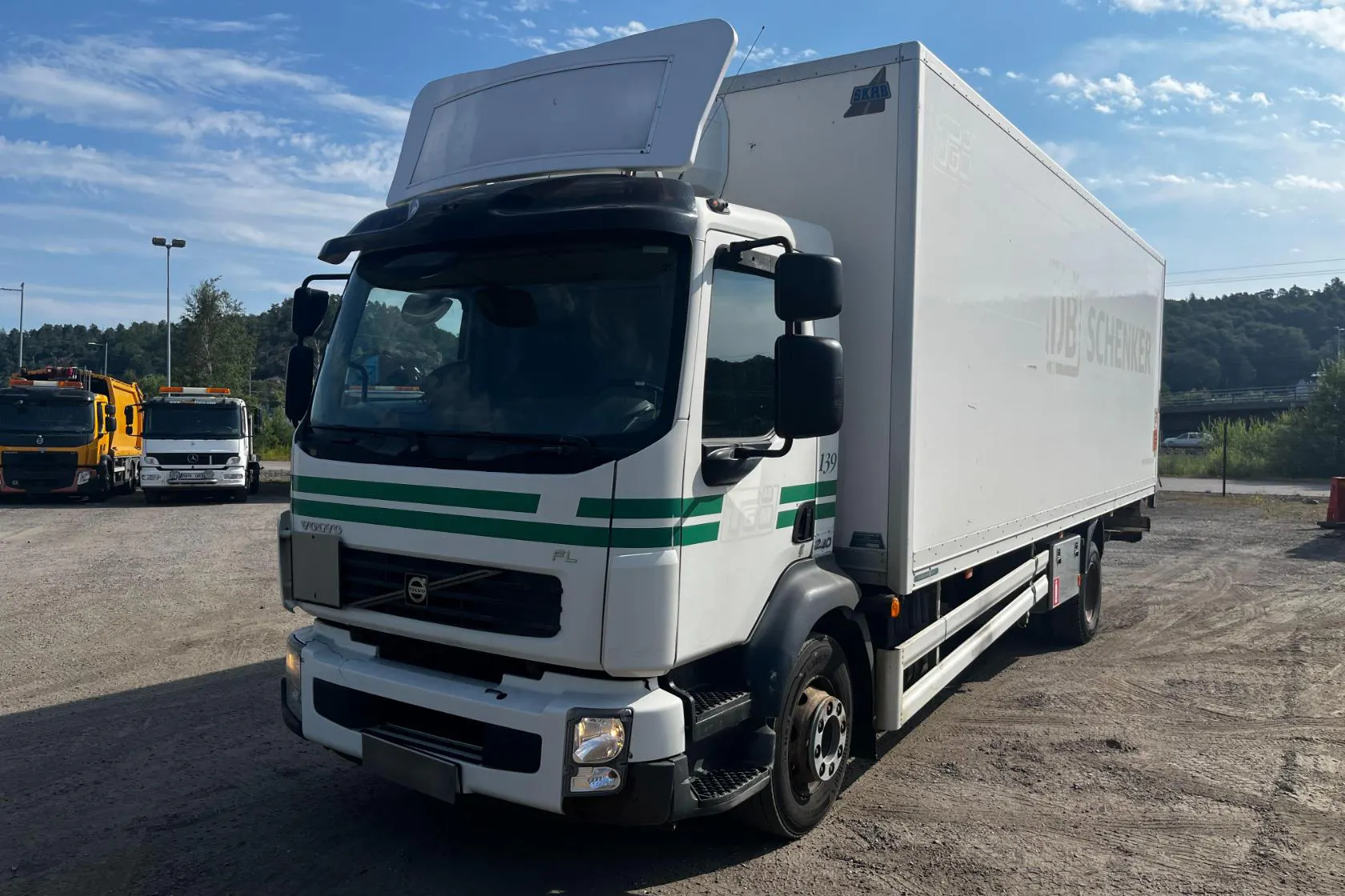 Presentation photo 1 of 77: VOLVO FL240 - 328 949 km - Automatic - white - 2011