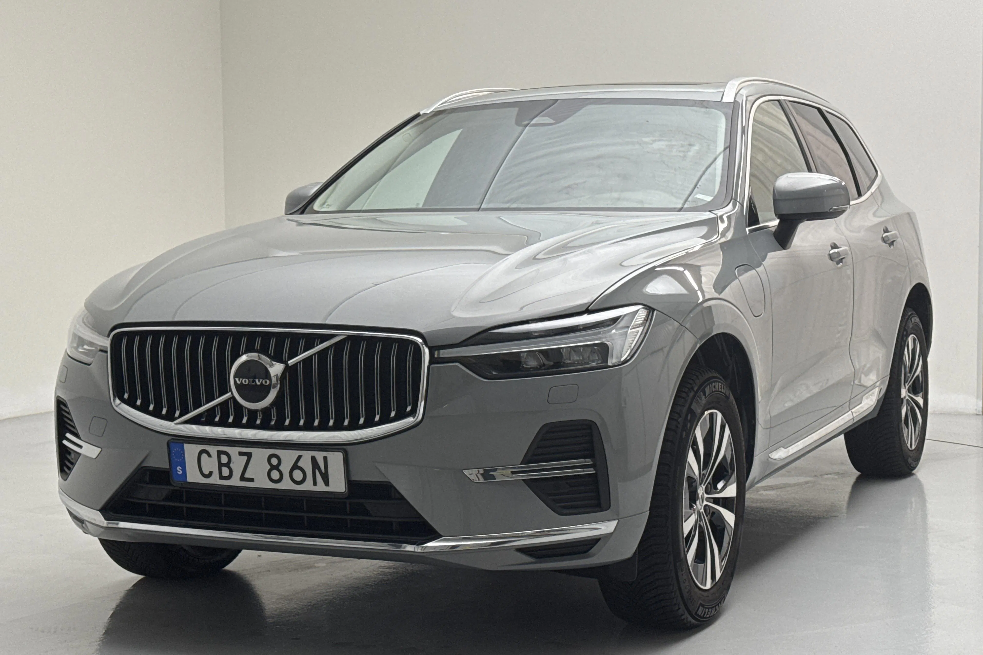 Presentationsfoto 1 av 18: Volvo XC60 T6 AWD Recharge (350hk) - 2 542 mil - Automat - grå - 2024