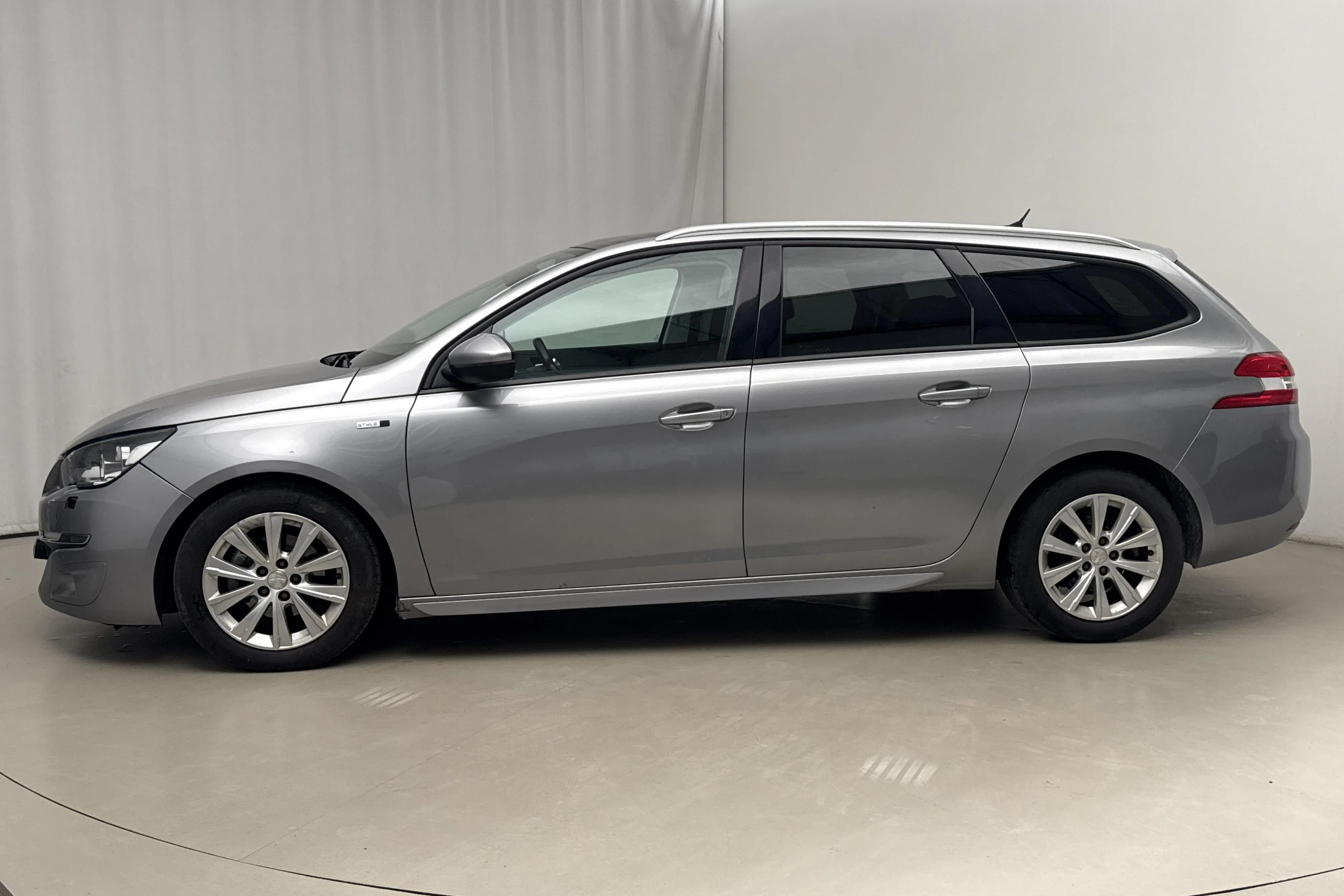 Presentation photo 2 of 20: Peugeot 308 SW BlueHDi (120hk) - 194 360 km - Automatic - gray - 2016
