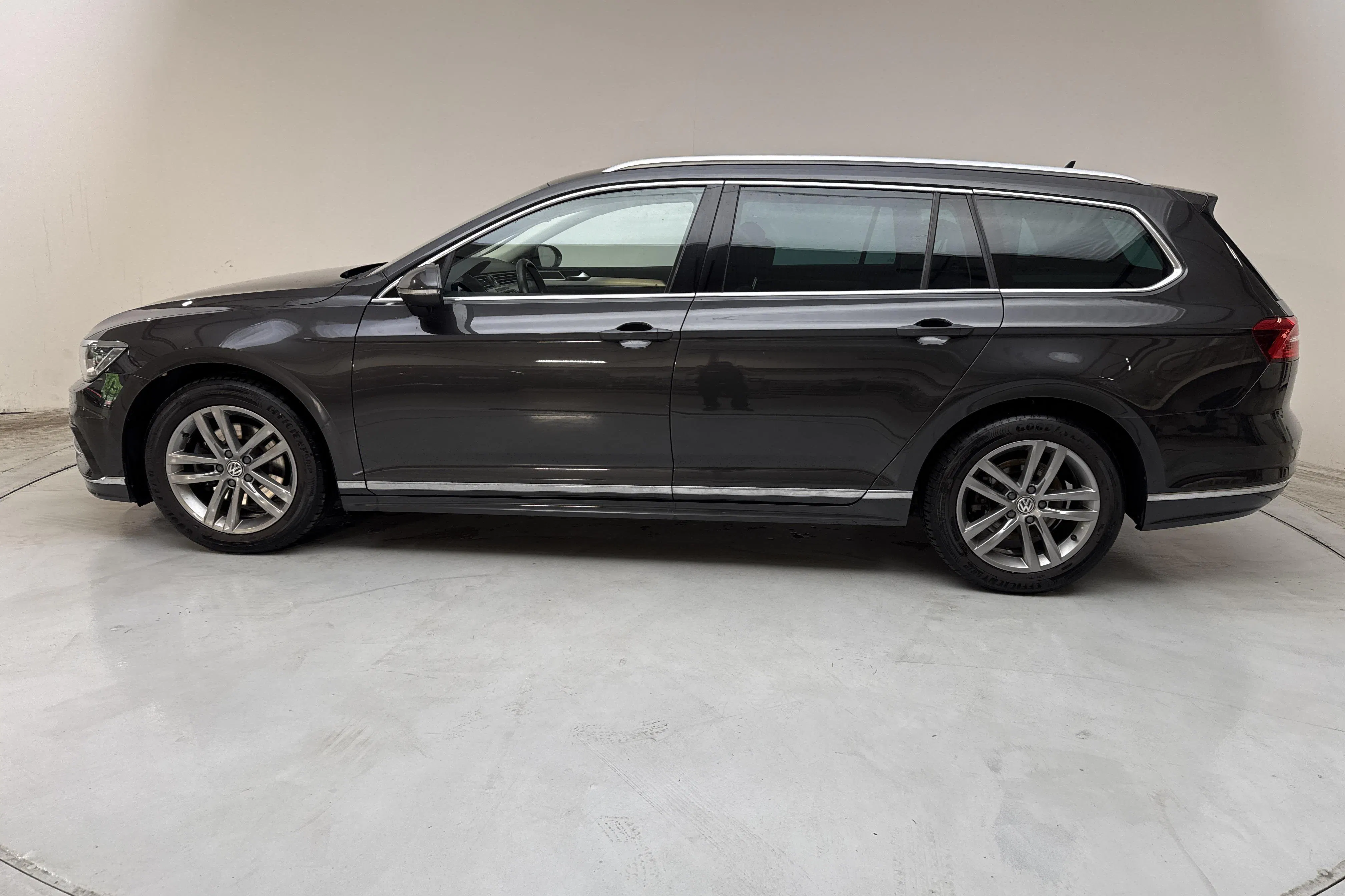 Presentation photo 2 of 14: VW Passat 2.0 TDI Sportscombi (190hk) - 137 580 km - Automatic - dark grey - 2019