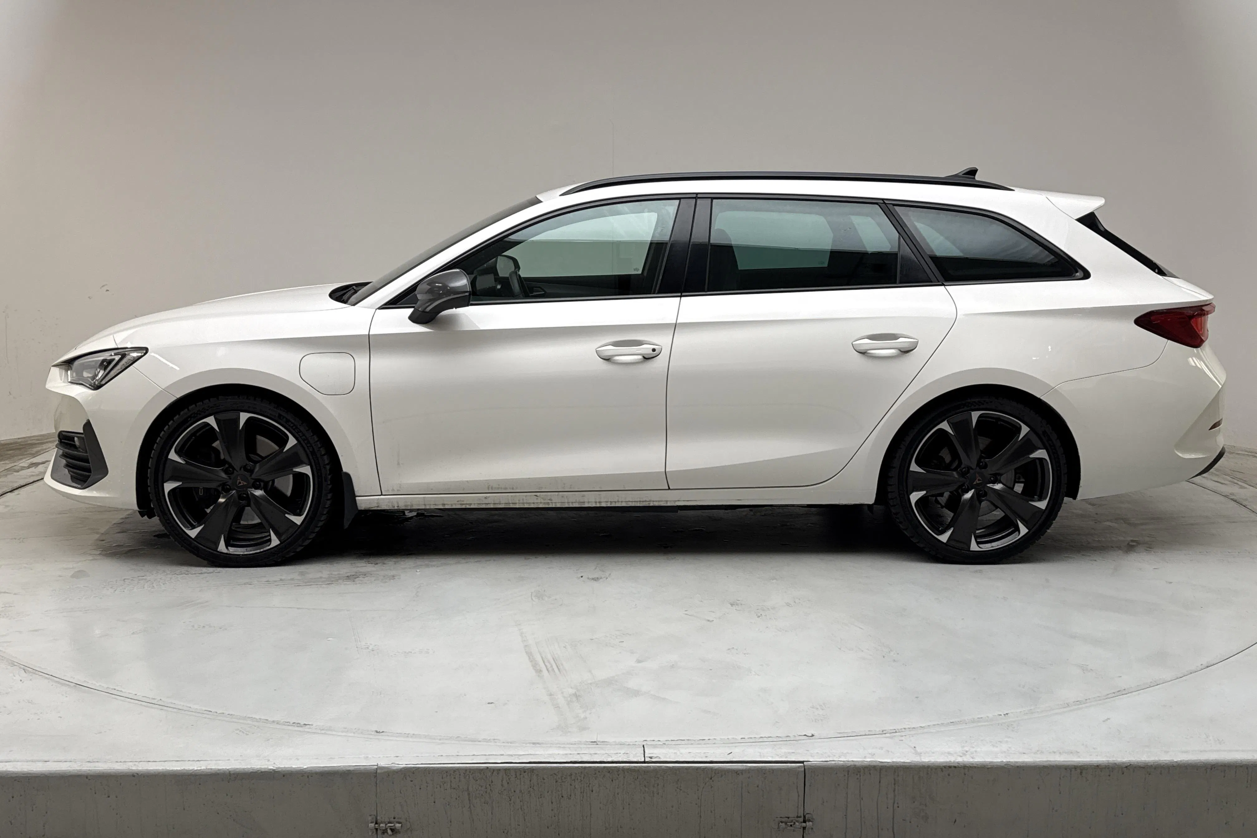 Presentation photo 2 of 15: Seat Leon 1.4 e-Hybrid Plug-in Sportstourer - 95 520 km - Automatic - white - 2022