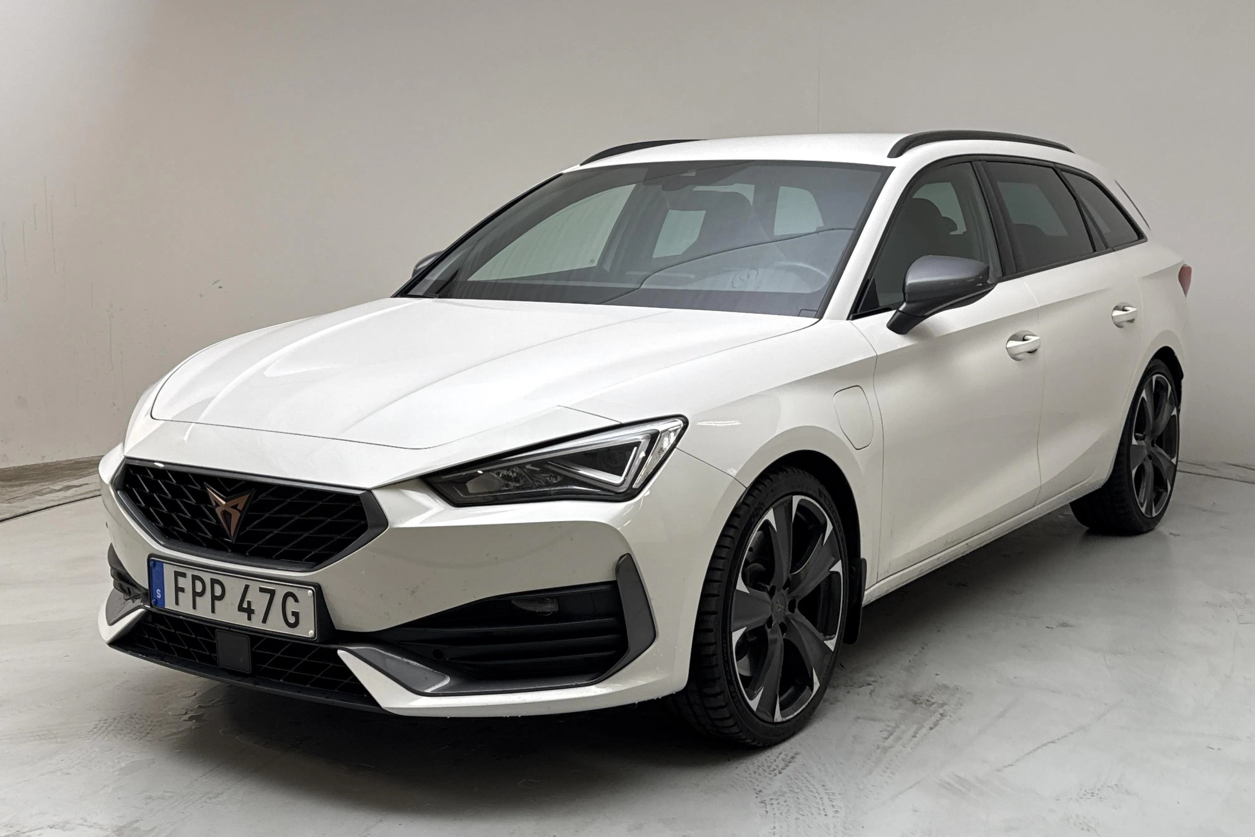 Presentation photo 1 of 15: Seat Leon 1.4 e-Hybrid Plug-in Sportstourer - 95 520 km - Automatic - white - 2022