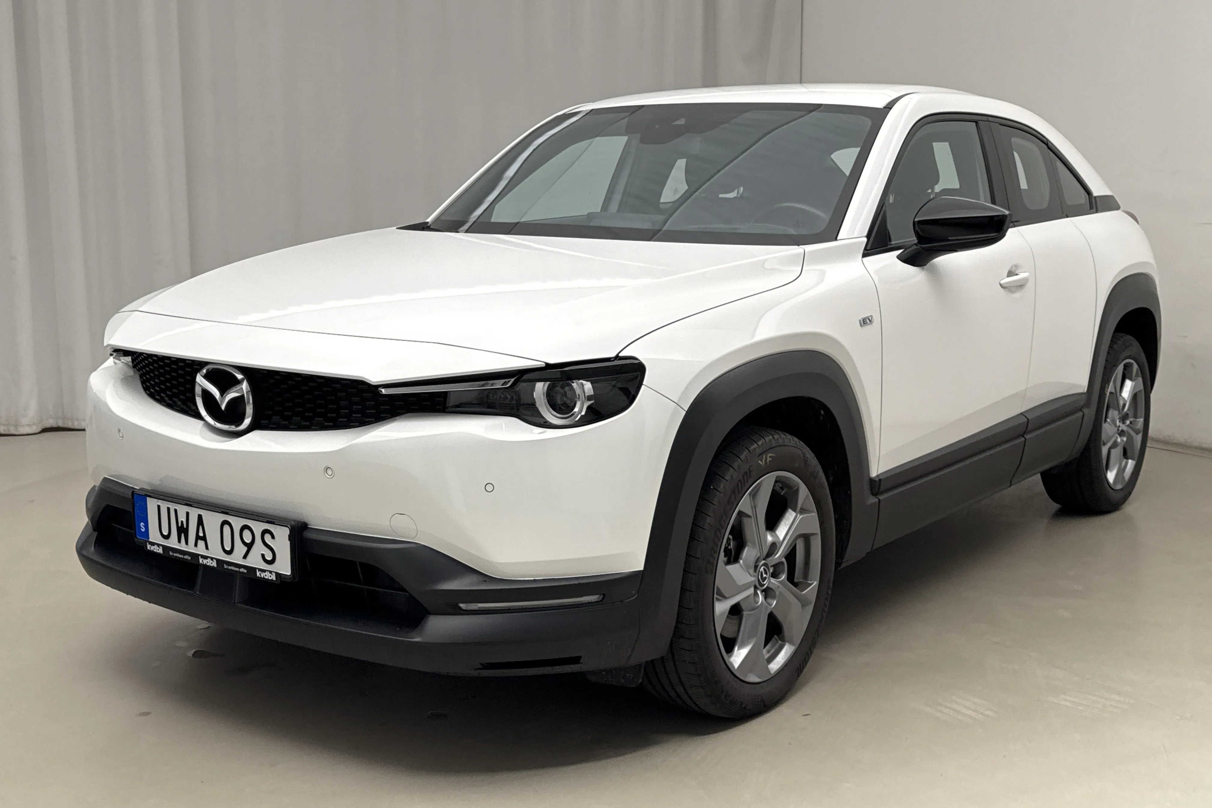 Presentationsfoto 1 av 16: Mazda MX-30 e-Skyactiv (145hk) - 2 312 mil - Automat - vit - 2023