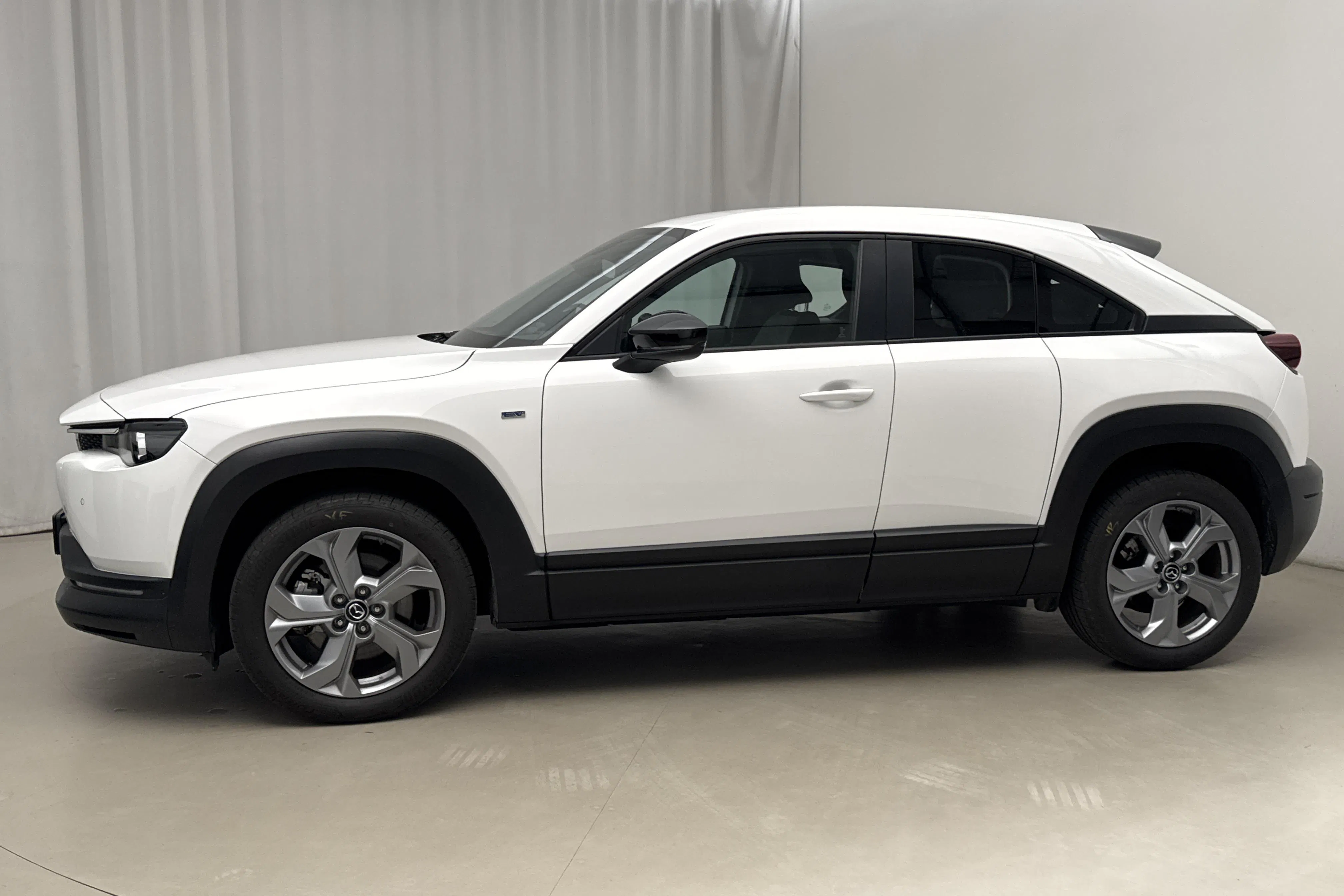Presentationsfoto 2 av 16: Mazda MX-30 e-Skyactiv (145hk) - 2 312 mil - Automat - vit - 2023