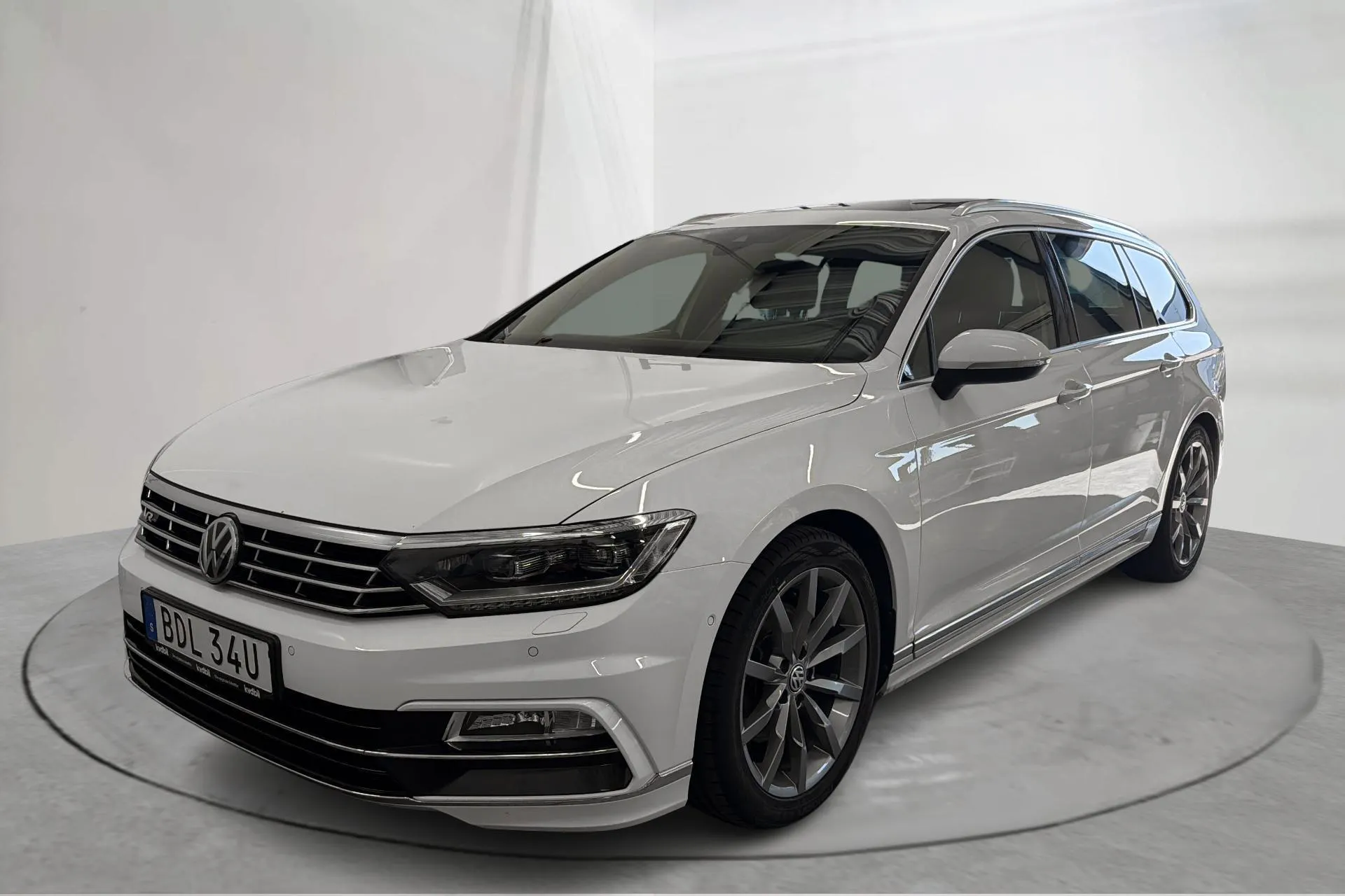 Presentation photo 1 of 17: VW Passat 2.0 TDI Sportscombi 4MOTION (190hk) - 200 440 km - Automatic - white - 2019