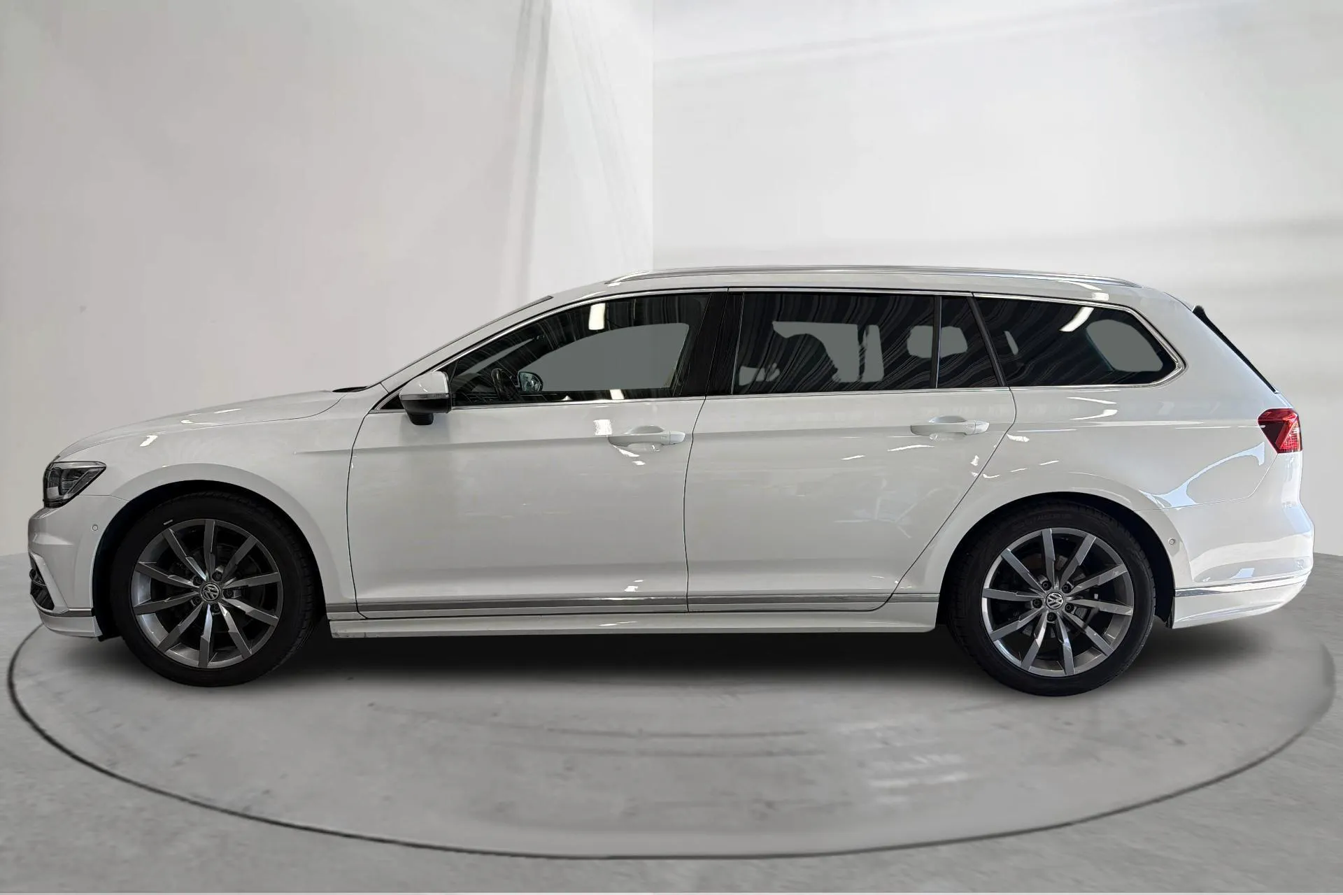 Presentation photo 2 of 17: VW Passat 2.0 TDI Sportscombi 4MOTION (190hk) - 200 440 km - Automatic - white - 2019