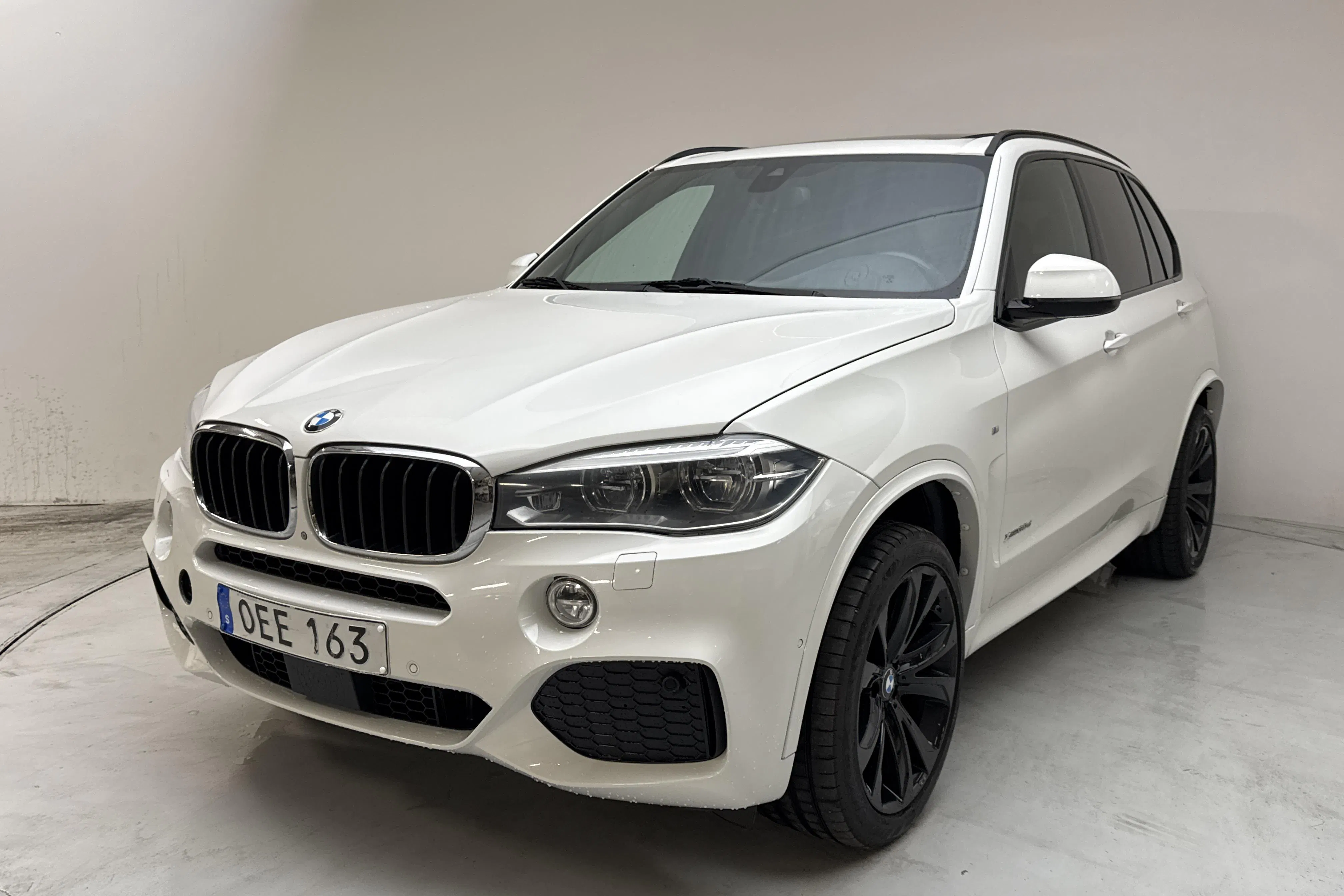 Presentationsfoto 1 av 16: BMW X5 xDrive30d, F15 (258hk) - 25 605 mil - Automat - vit - 2016