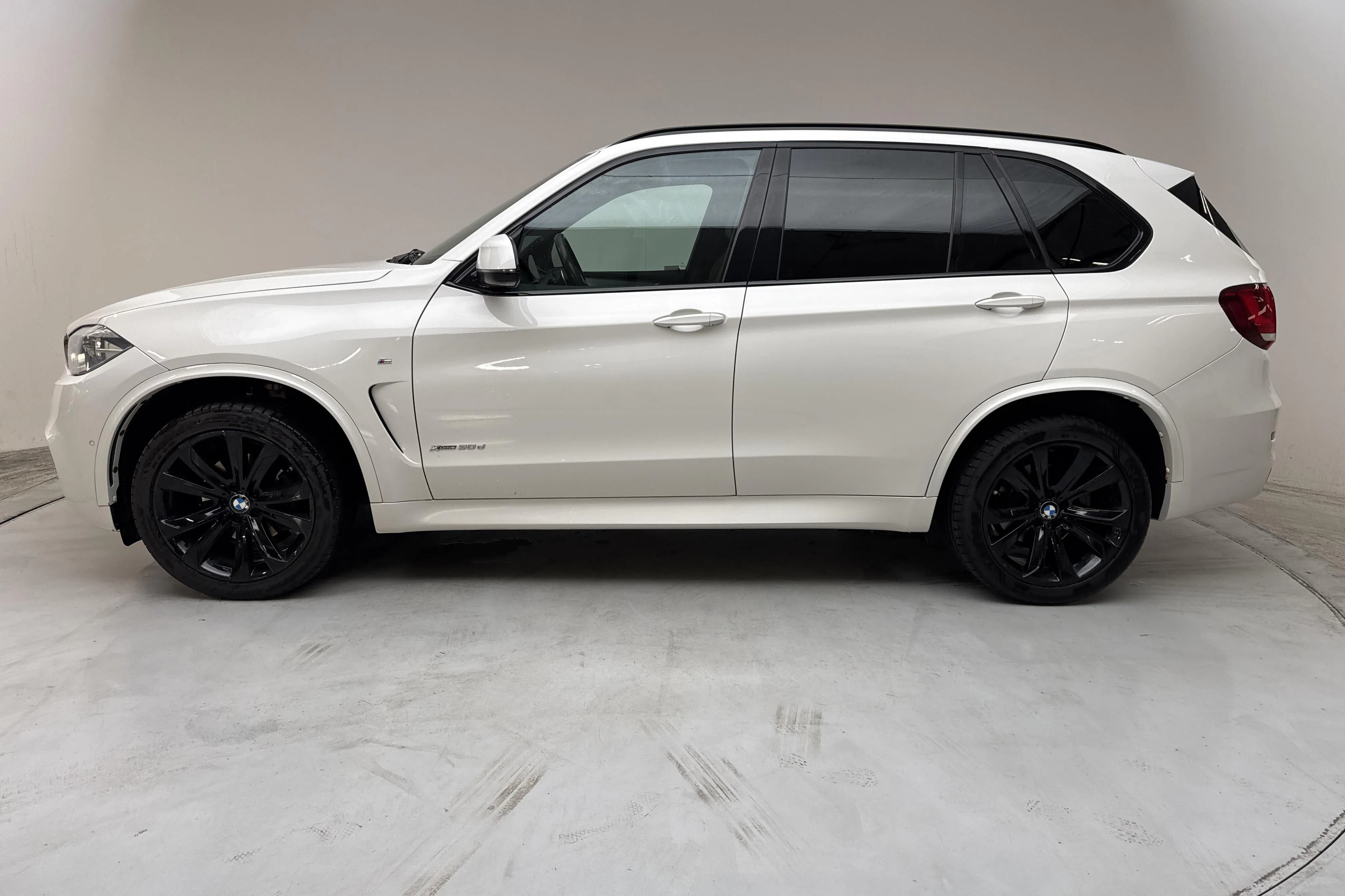 Presentationsfoto 2 av 16: BMW X5 xDrive30d, F15 (258hk) - 25 605 mil - Automat - vit - 2016