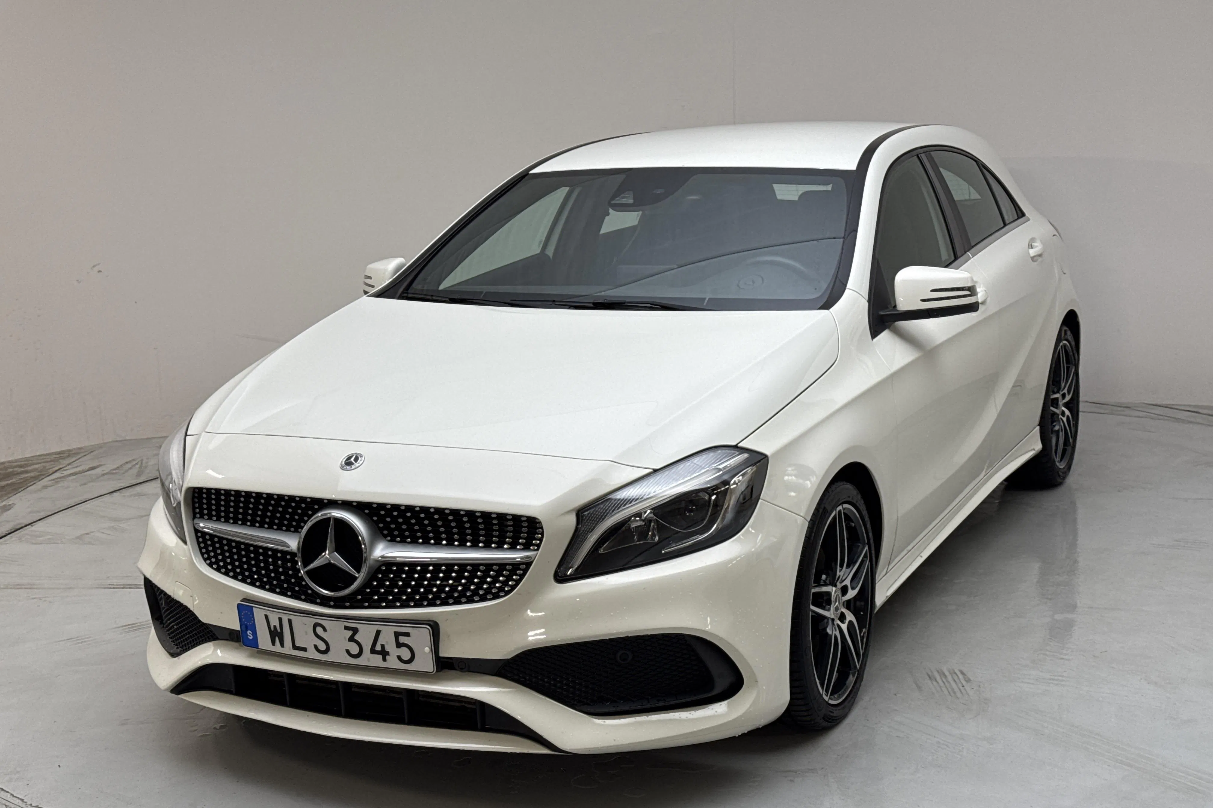 Presentation photo 1 of 13: Mercedes A 200 d 5dr W176 (136hk) - 89 670 km - Automatic - white - 2018