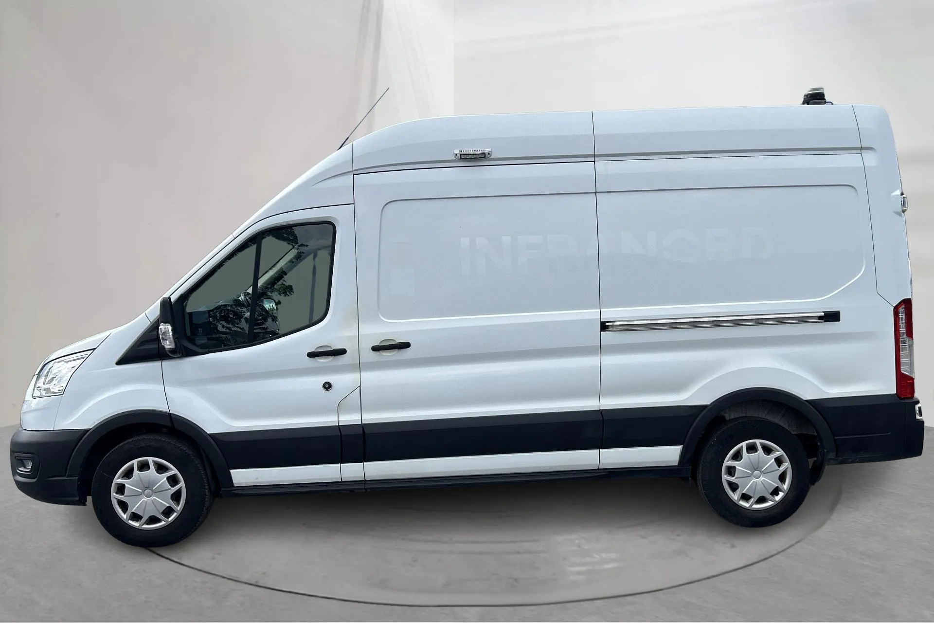 Presentationsfoto 2 av 13: Ford Transit 350 2.0 TDCi 2WD Skåp (130hk) - 3 659 mil - Manuell - vit - 2020