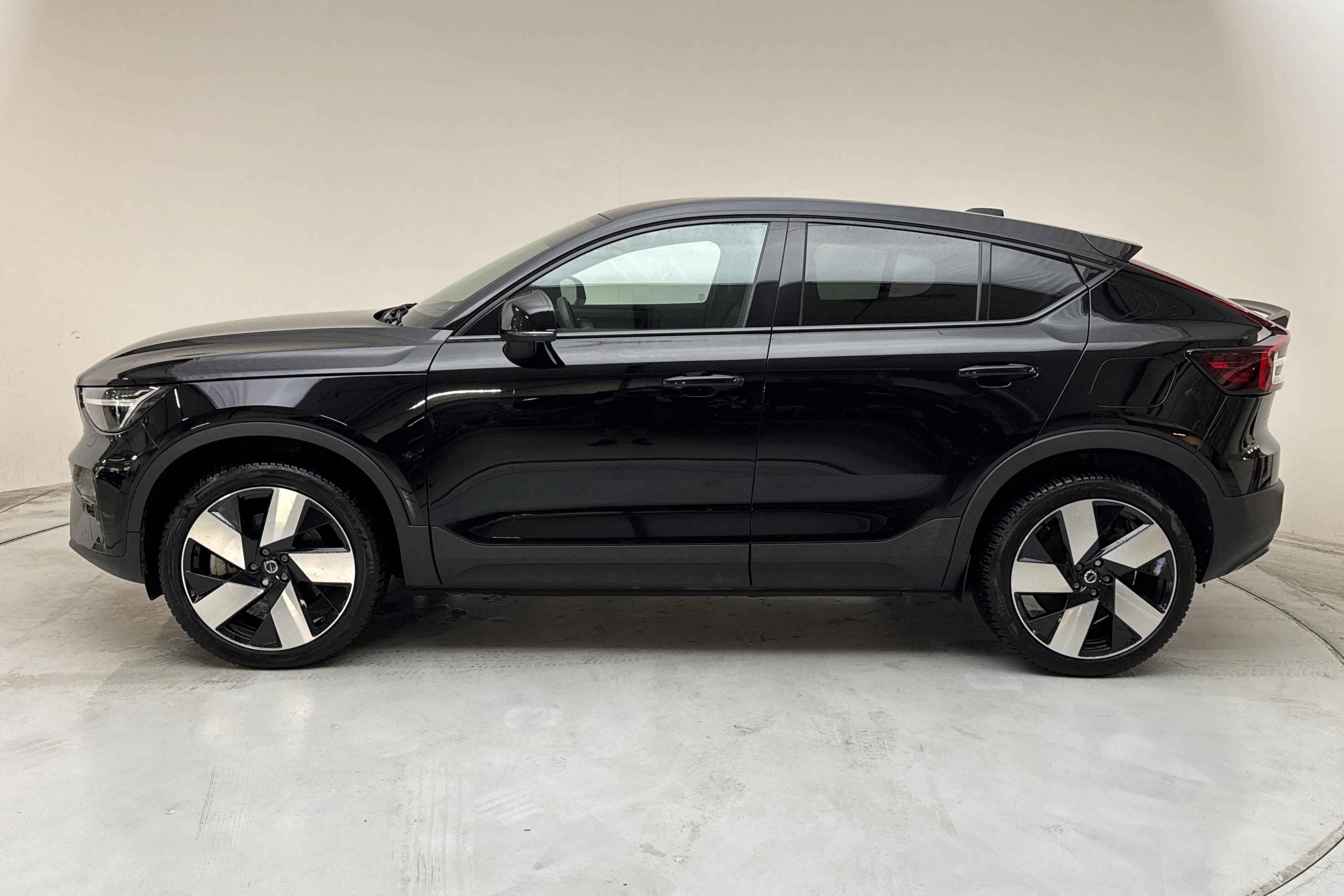 Presentationsfoto 2 av 16: Volvo C40 Recharge (231hk) - 4 267 mil - Automat - svart - 2023