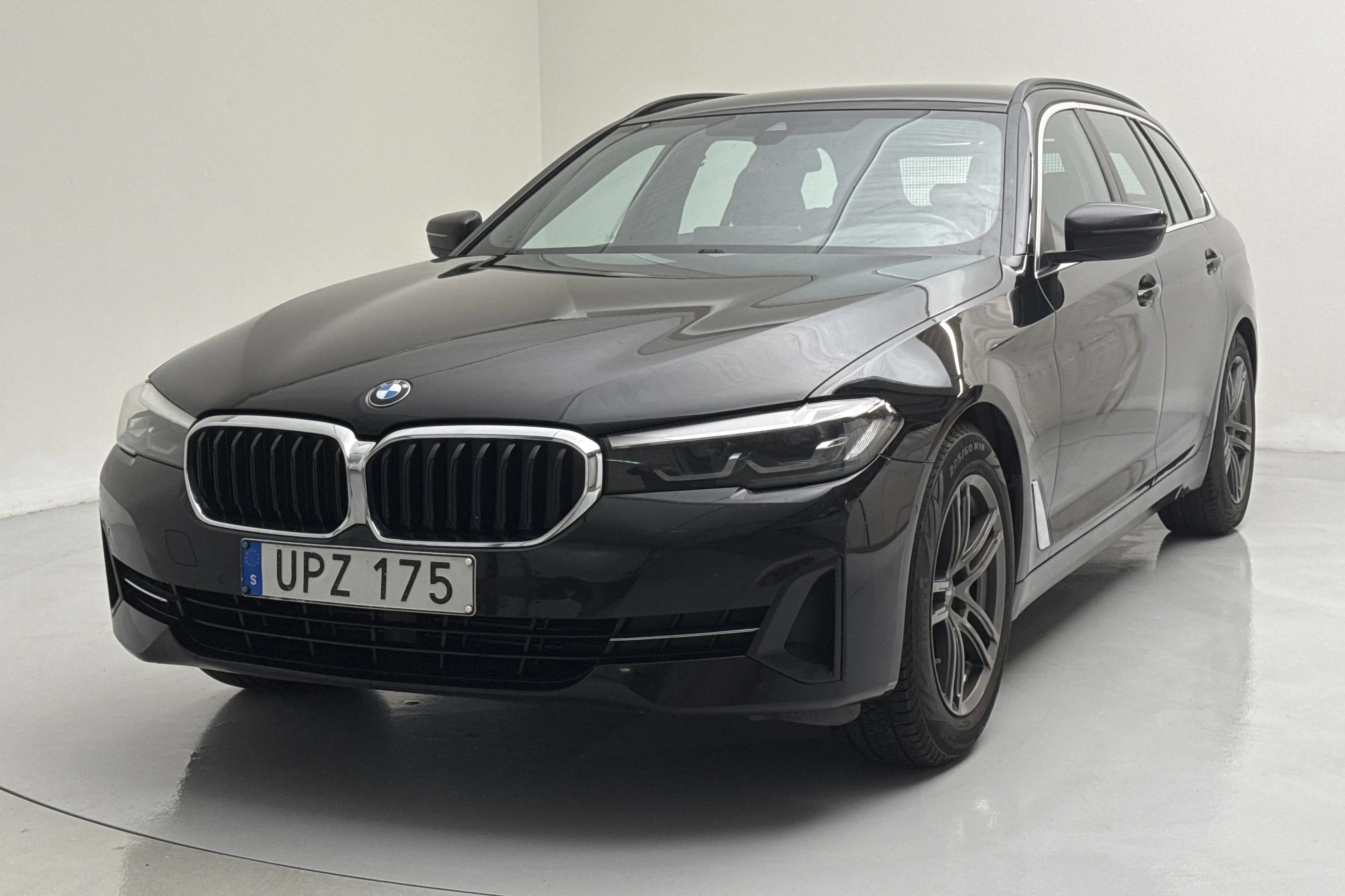 Presentation photo 1 of 16: BMW 520d Touring, G31 LCI (190hk+11hk) - 164 470 km - Automatic - black - 2021
