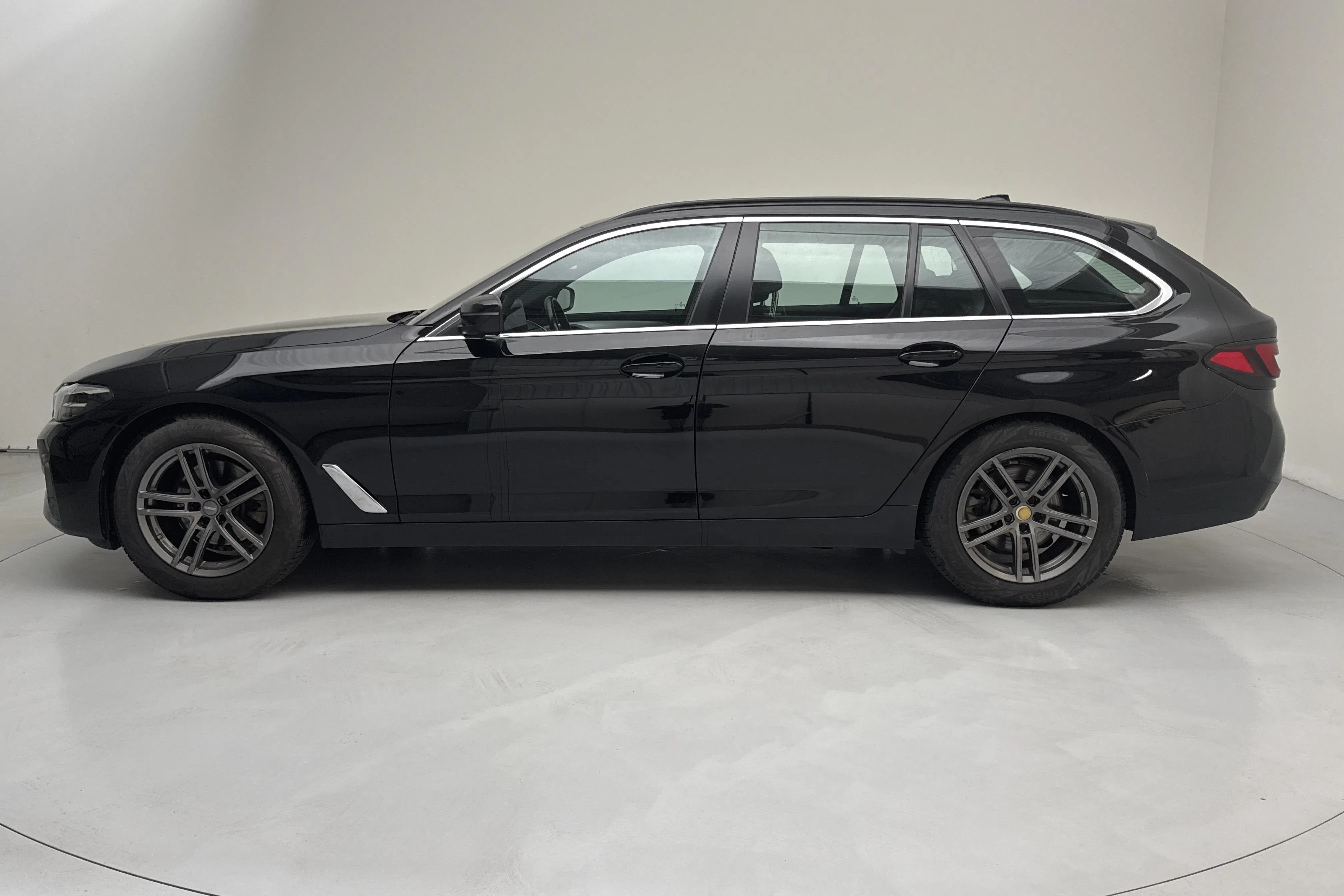 Presentation photo 2 of 16: BMW 520d Touring, G31 LCI (190hk+11hk) - 164 470 km - Automatic - black - 2021