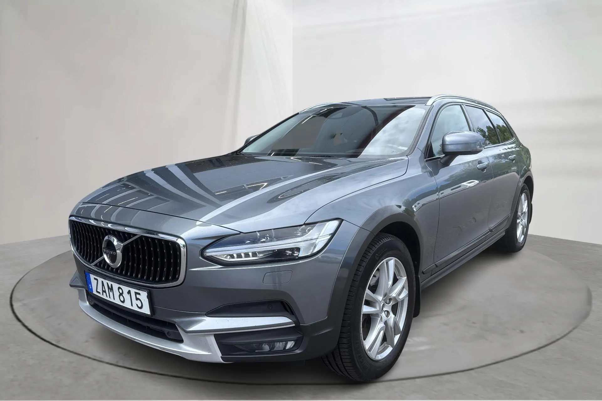 Presentationsfoto 1 av 17: Volvo V90 D4 Cross Country AWD (190hk) - 24 969 mil - Automat - grå - 2018
