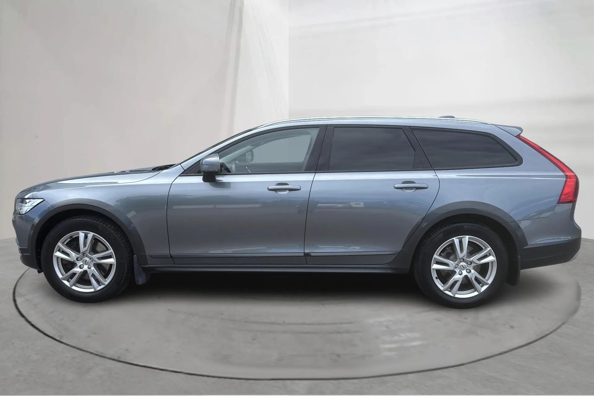 Presentationsfoto 2 av 17: Volvo V90 D4 Cross Country AWD (190hk) - 24 969 mil - Automat - grå - 2018