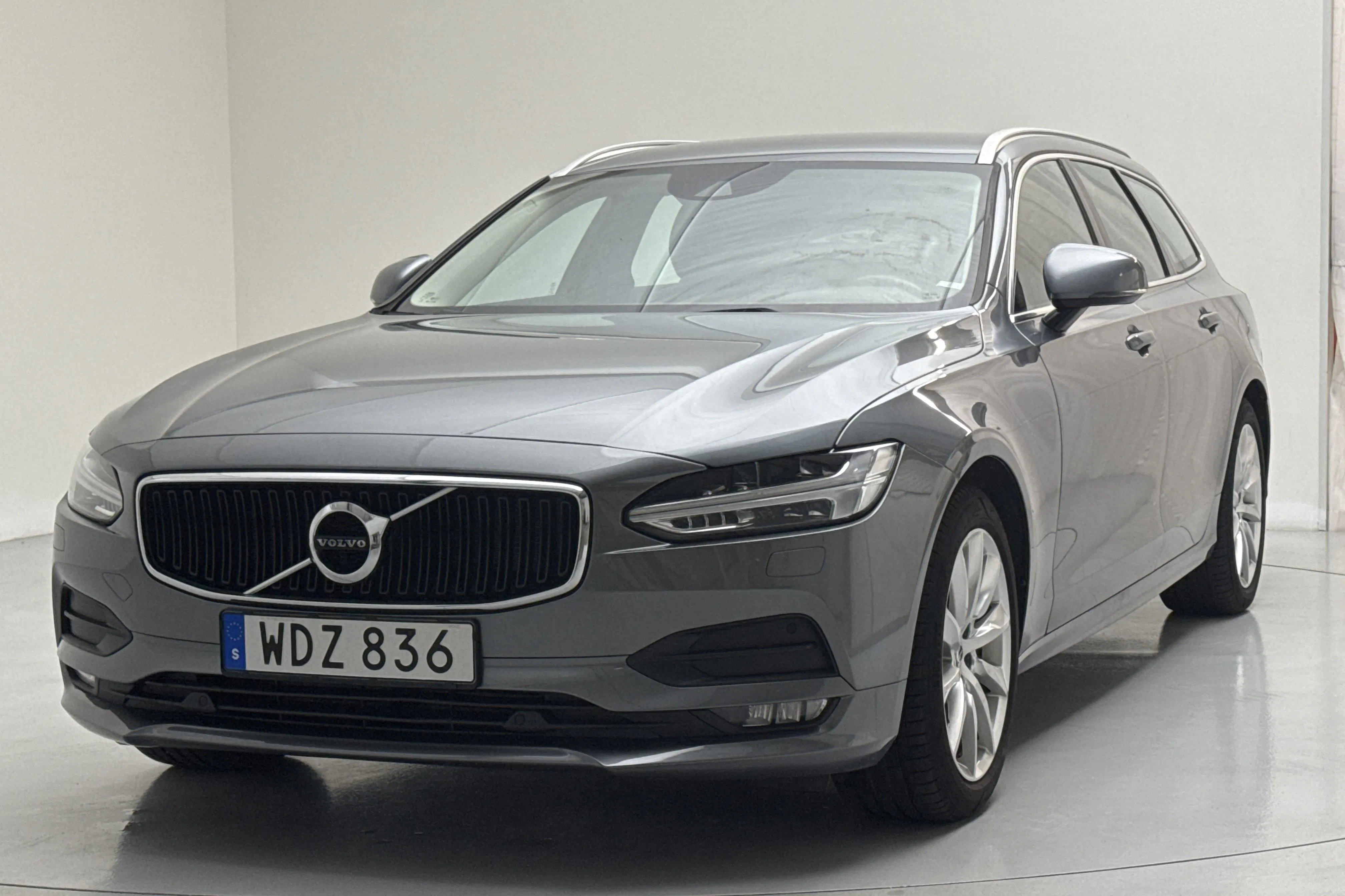 Presentation photo 1 of 13: Volvo V90 T4 (190hk) - 14 299 Scandinavian mile - Automatic - gray - 2019