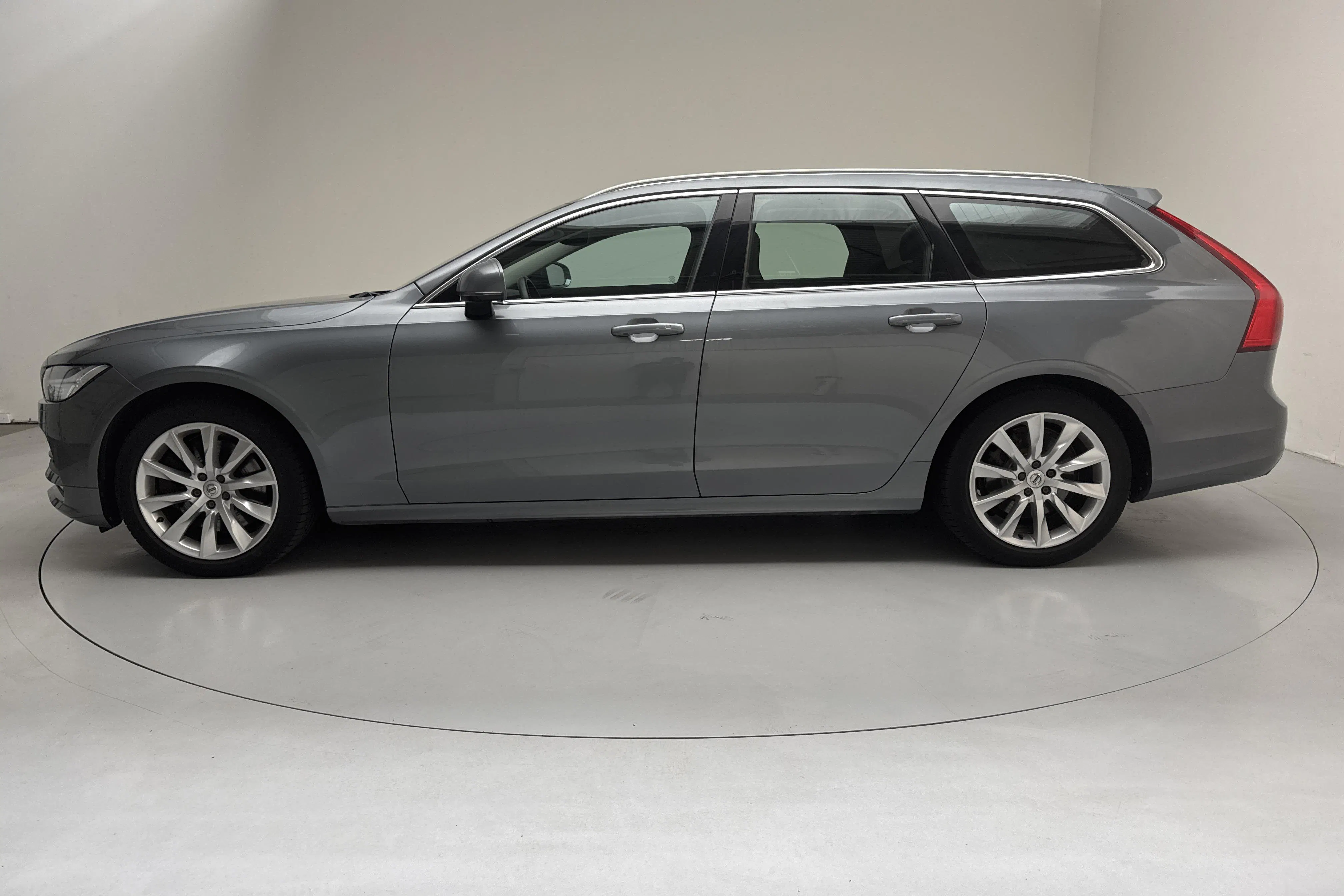 Presentation photo 2 of 13: Volvo V90 T4 (190hk) - 14 299 Scandinavian mile - Automatic - gray - 2019