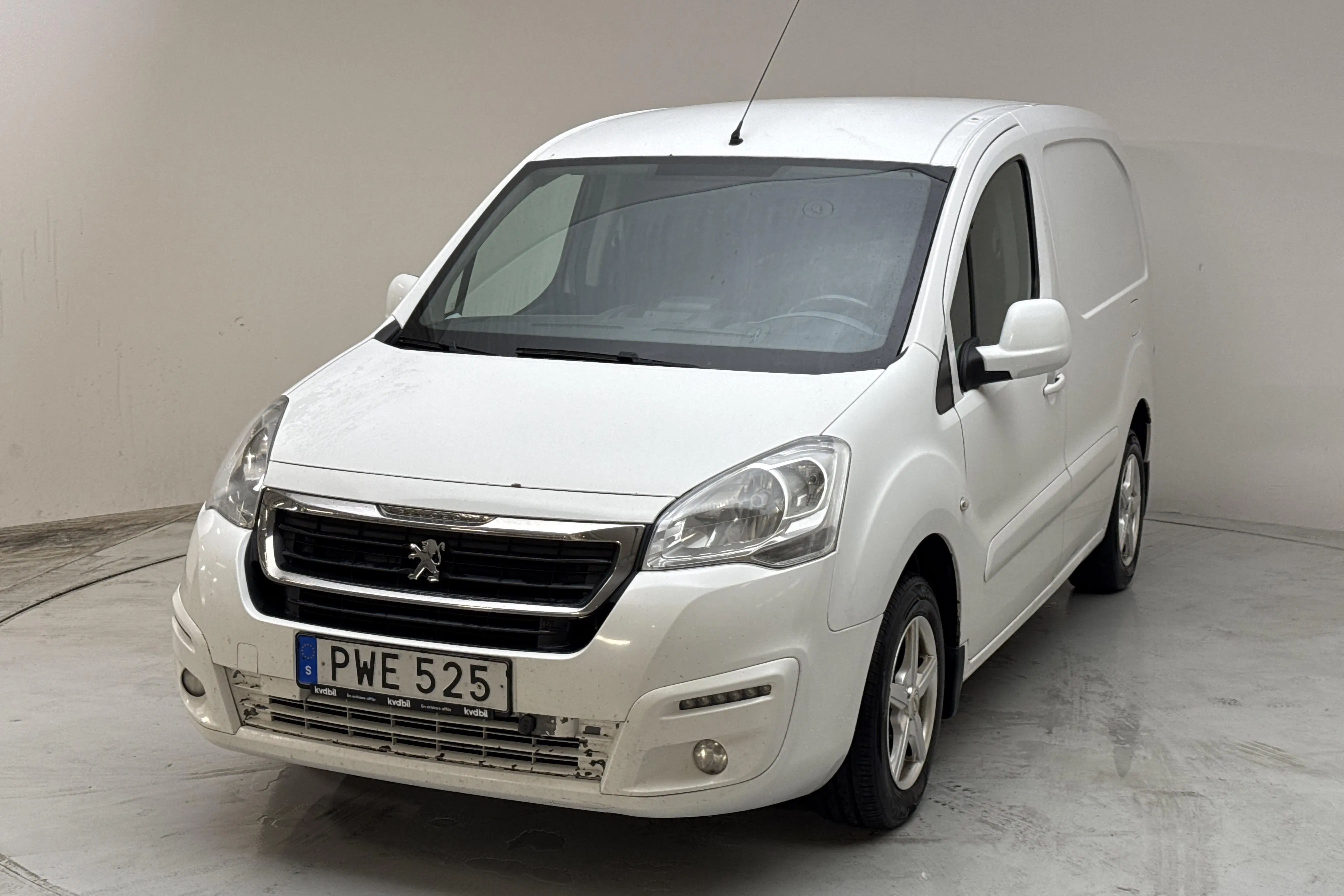 Presentationsfoto 1 av 11: Peugeot Partner 1.6 BlueHDI Skåp (100hk) - 18 788 mil - Manuell - vit - 2017