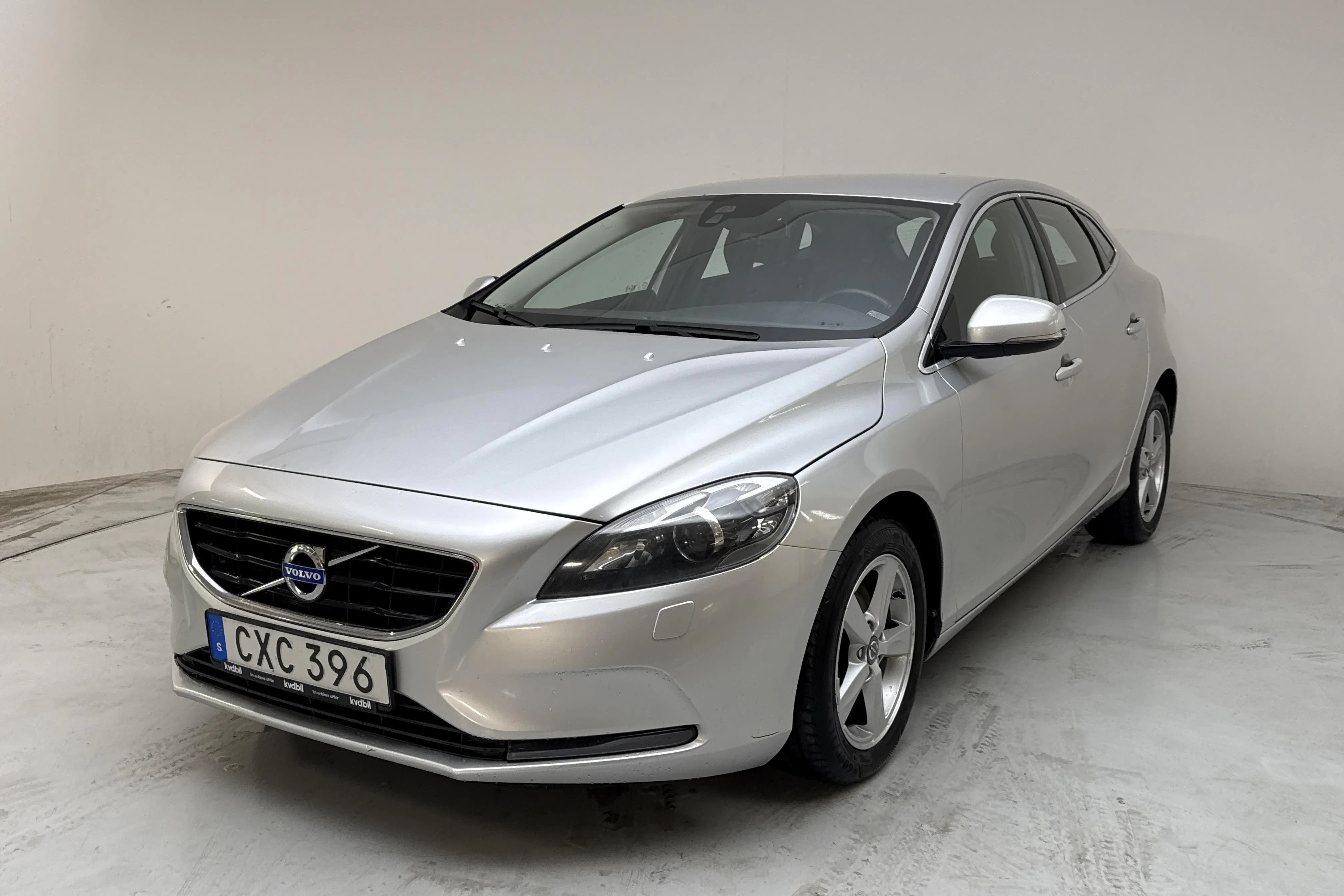 Presentationsfoto 1 av 13: Volvo V40 T3 (150hk) - 22 733 mil - Manuell - silver - 2015
