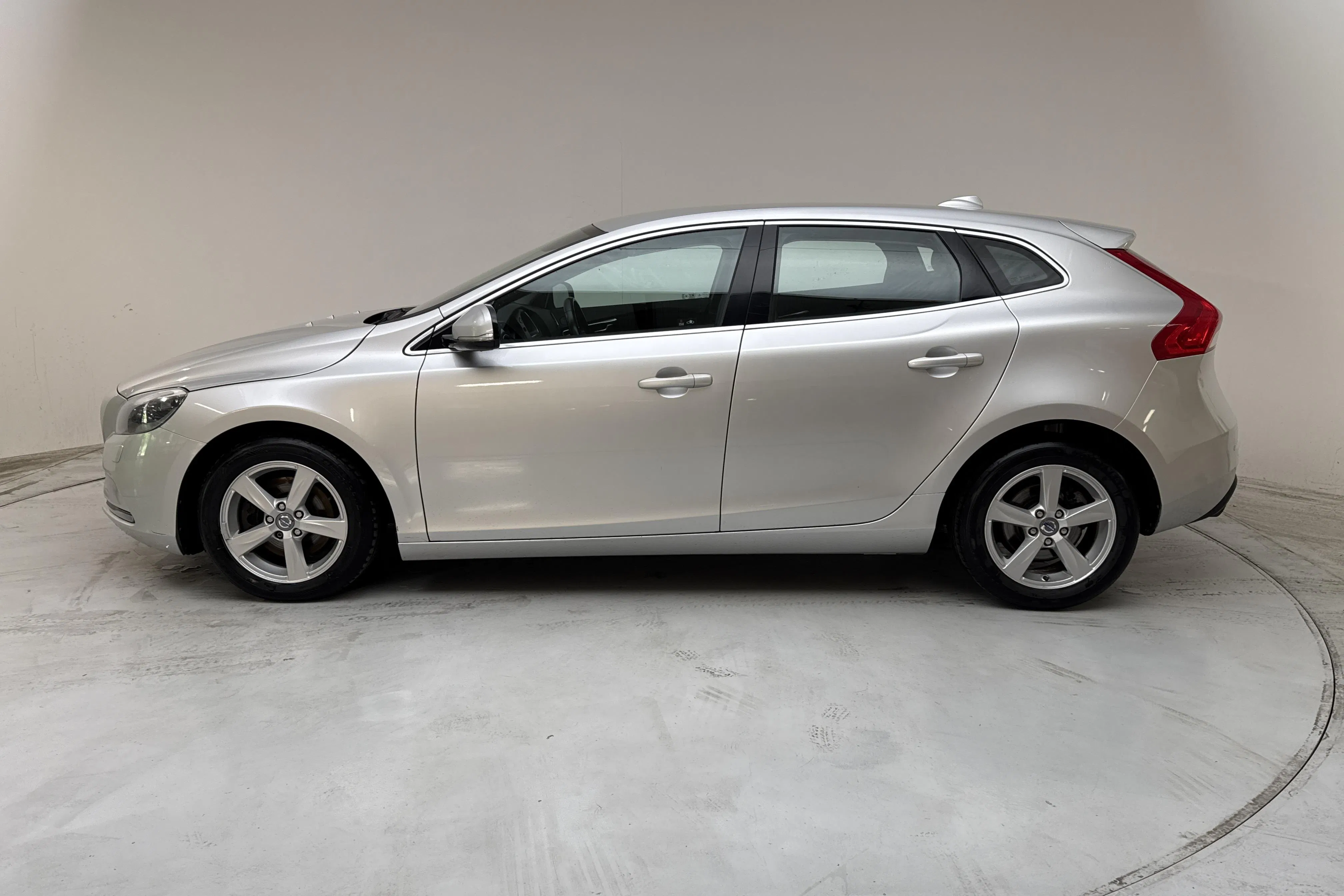 Presentationsfoto 2 av 13: Volvo V40 T3 (150hk) - 22 733 mil - Manuell - silver - 2015