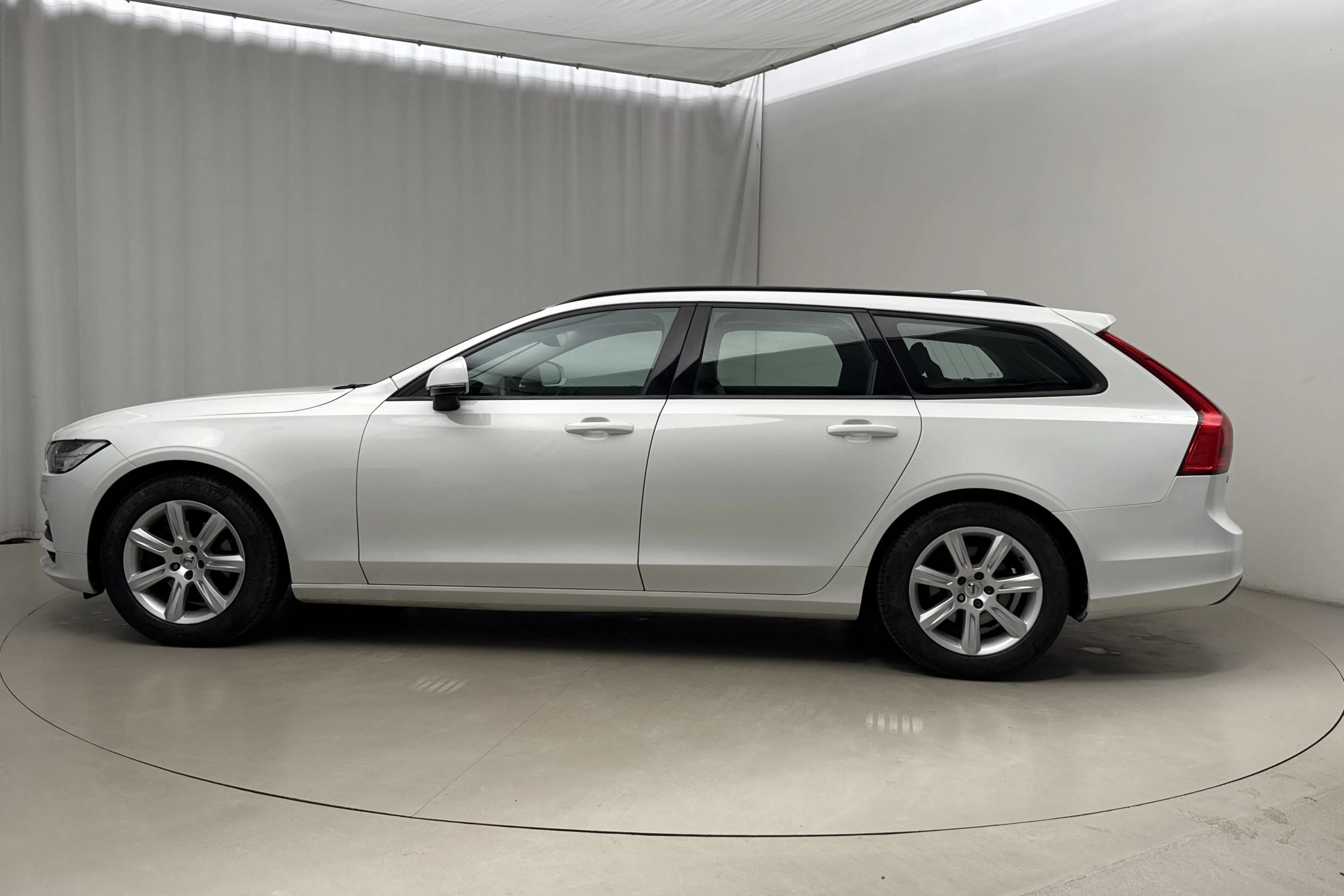 Presentationsfoto 2 av 16: Volvo V90 D3 (150hk) - 30 328 mil - Automat - vit - 2018