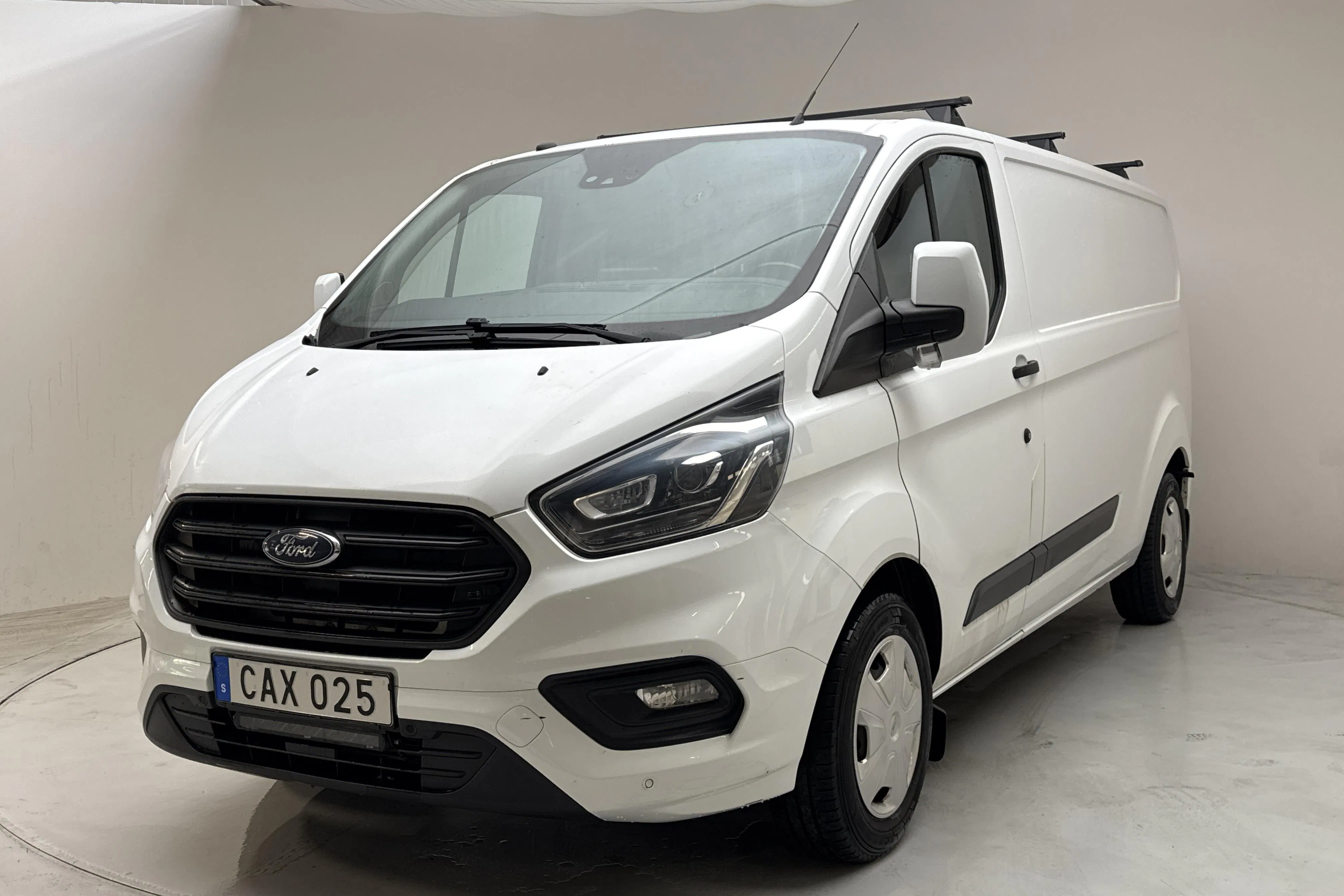 Presentation photo 1 of 14: Ford Transit Custom 300 (130hk) - 130 380 km - Automatic - white - 2018